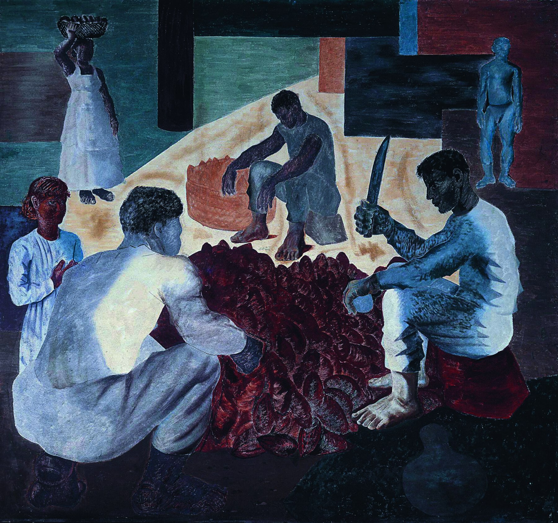 Fotografia. Pintura mural que mostra trabalhadores rurais. Três homens, de de roupas claras, estão sentados ao redor de uma pilha de frutos de cacau. Um deles utiliza um facão. À esquerda, no primeiro plano, uma figura feminina observa o trabalho. Ao fundo, à esquerda, uma mulher de vestido branco comprido equilibra uma vasilha na cabeça.