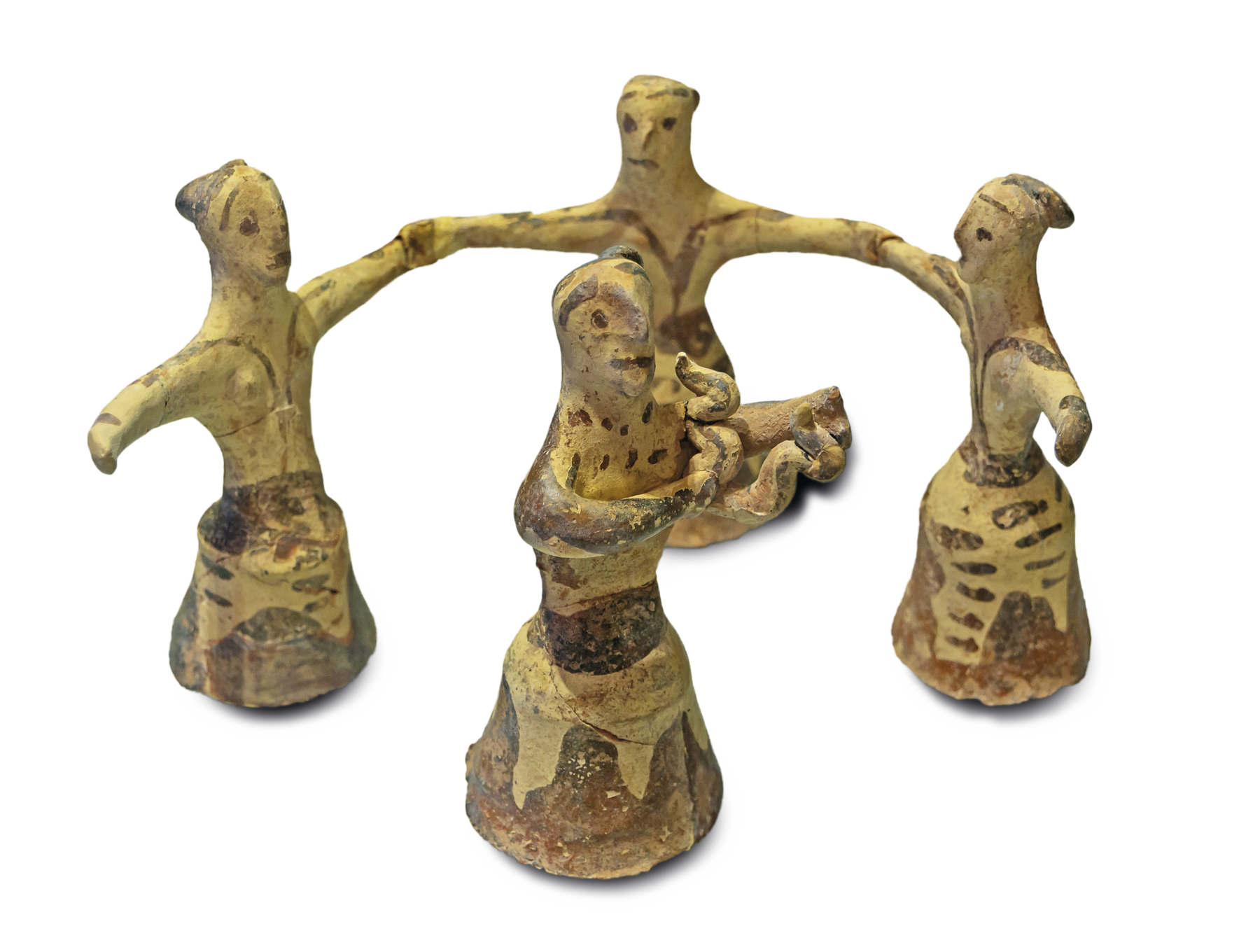 Esculturas de argila representando três mulheres unidas pelas mãos, em semicírculo, ao redor de outra, que está ao centro. As figuras femininas têm tonalidades de marrom. Tons de marrom-escuro ornamentam os corpos e as vestimentas e, nos rostos, demarcam olhos e bocas.