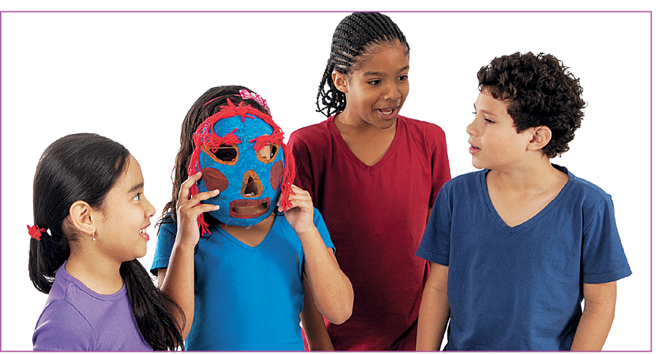 Fotografia. Quatro crianças lado a lado. Destaque para uma menina de camiseta azul segurando sobre o rosto uma máscara pintada de azul e vermelho e adornada com fios vermelhos.