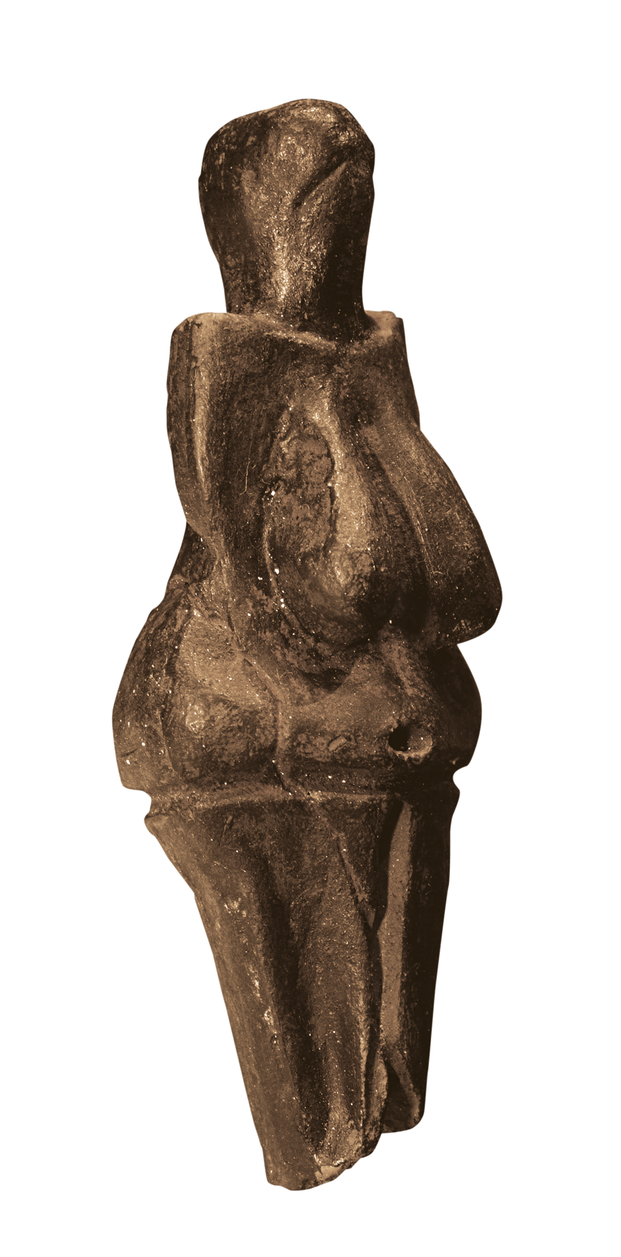 Fotografia. Três ângulos (frontal, lateral e posterior) de escultura em argila escura de mulher nua, de formas arredondadas e volumosas, seios grandes e flácidos, sem braços e pés e sem rosto definido.