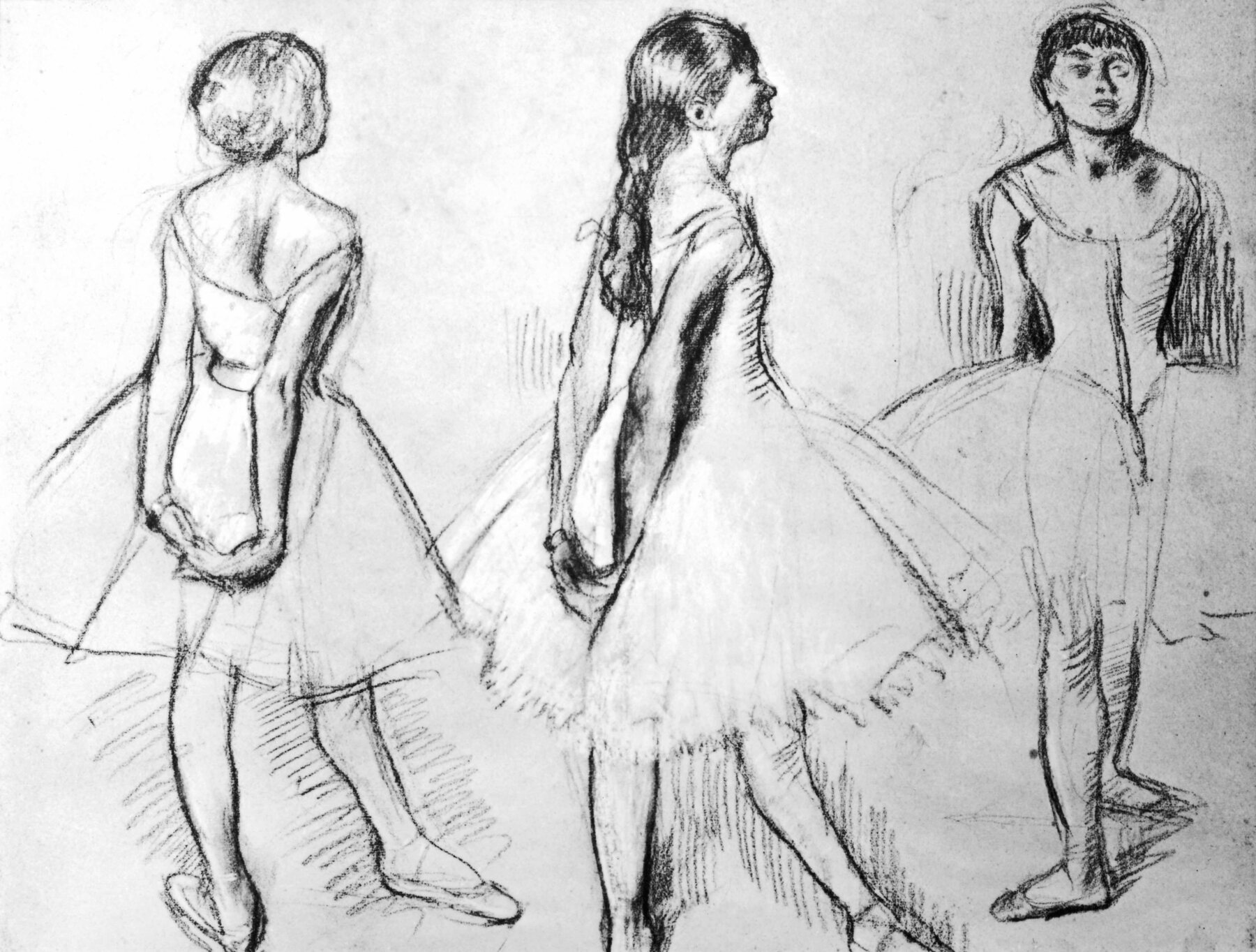 Desenho em preto e branco. Contorno de três bailarinas de cabelos presos, vestidos com saias amplas, com as mãos unidas para trás e uma das pernas à frente. À esquerda, menina de costas, usando coque. No centro, menina posicionada de perfil,voltada para a direita, usando trança. À direita, menina de frente, usando franja reta.