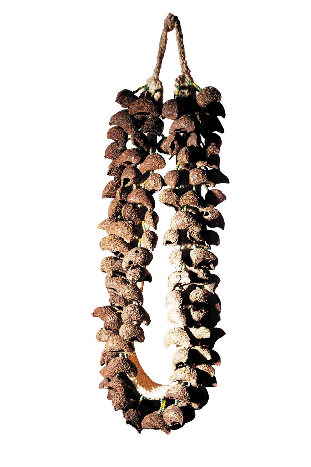 Fotografia. Chocalho de sementes amarradas a um cordão em forma de colar.