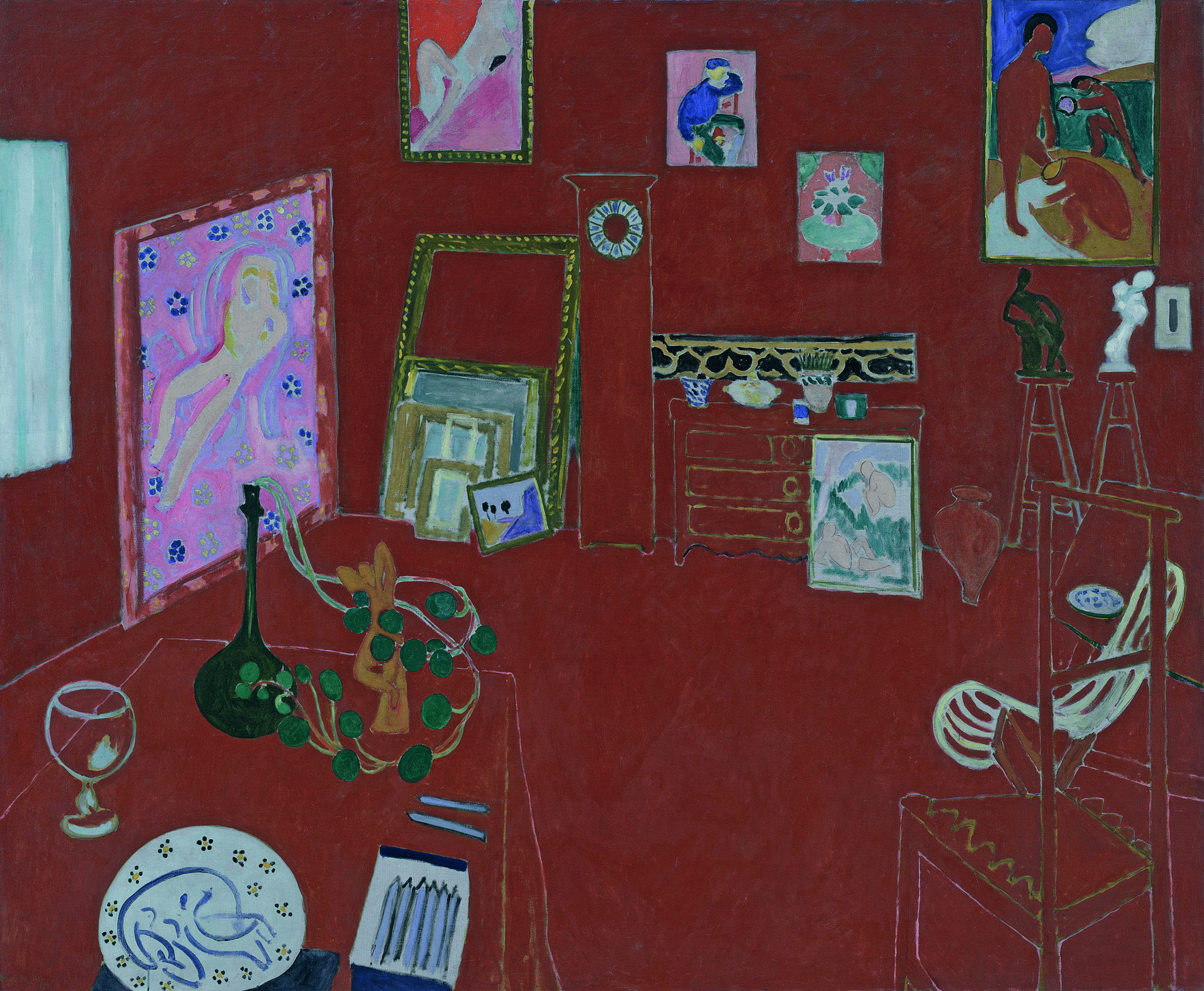 Pintura. Representação de uma sala pintada de vermelho com diversos quadros na parede e no chão, além de objetos variados, como um vaso de flores, um copo, duas esculturas, entre outros.