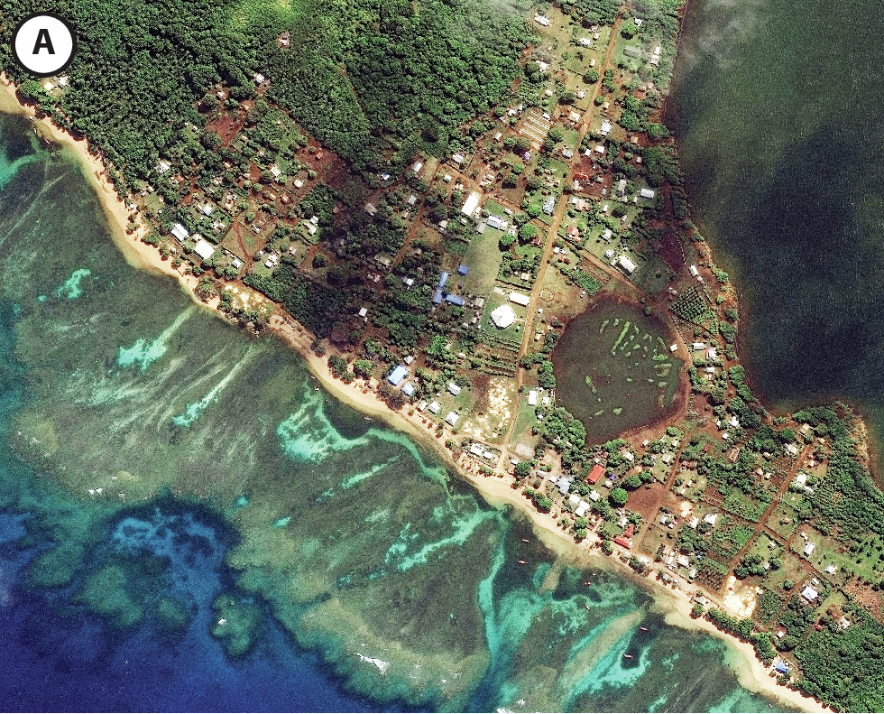 Fotografia A. Vista aérea de uma cidade com construções, vegetação e praia ao redor, com água clara.