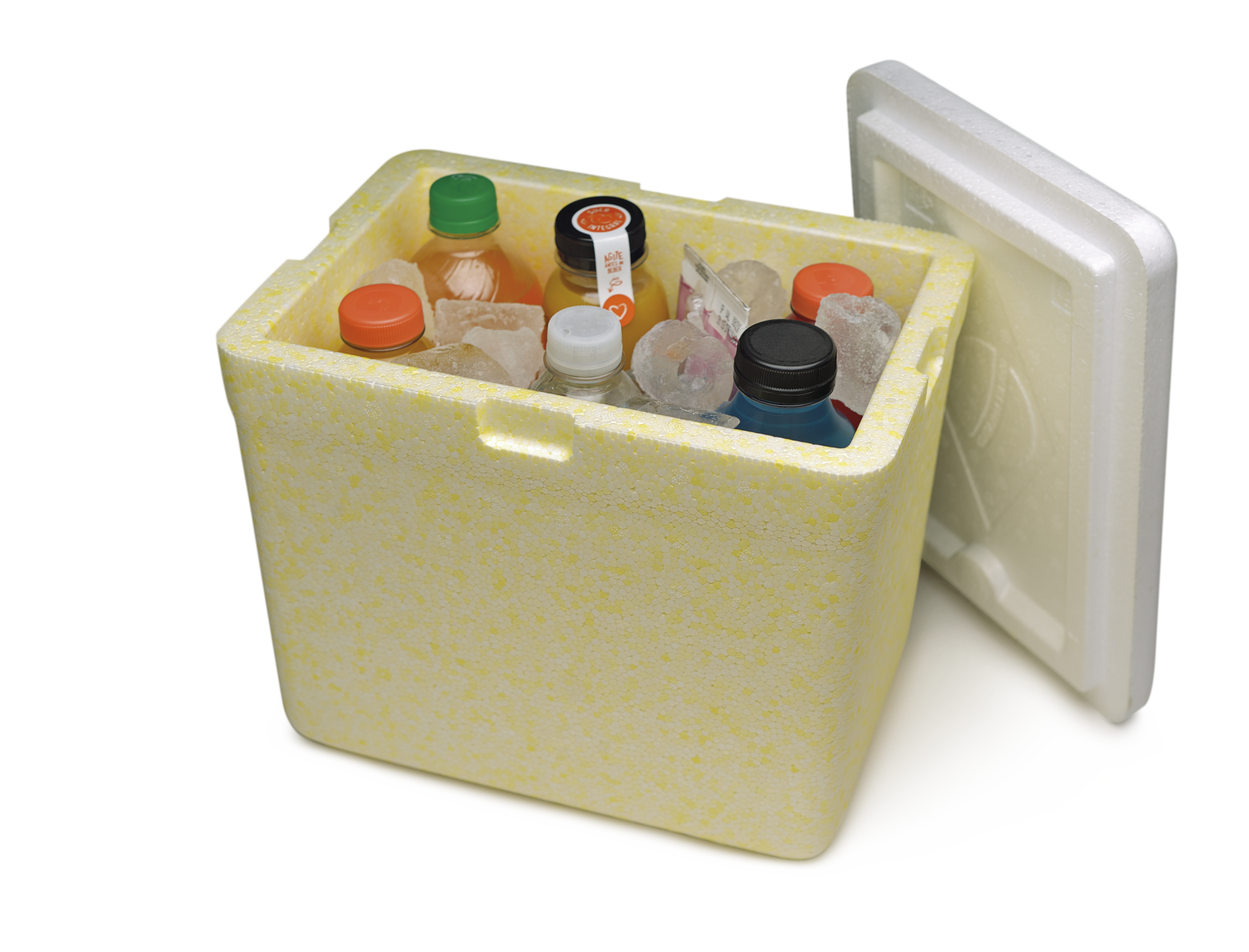 Fotografia. Uma caixa térmica de isopor aberta com a tampa no lado direito e com diversas garrafas de bebida e gelo dentro.