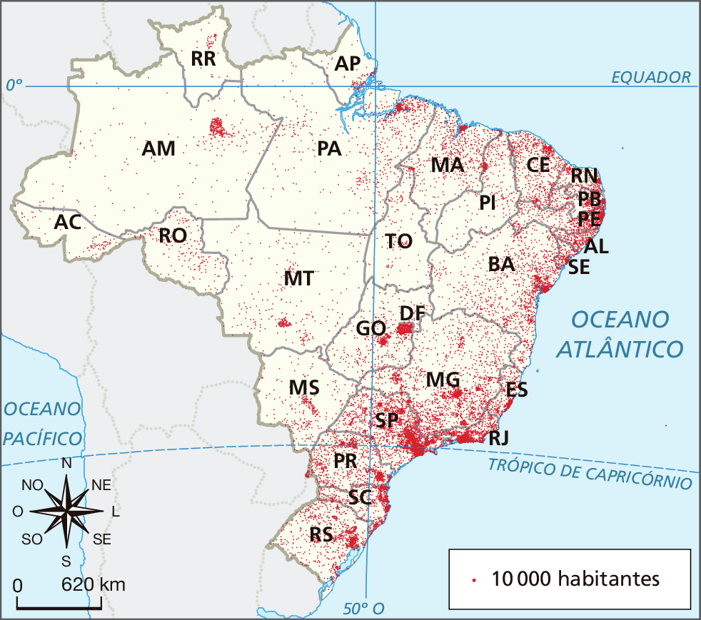 Mapa do Brasil indicando aglomerações de pessoas com 10 mil habitantes ou mais. Regiões com maiores aglomerações: Sudeste, Sul e litoral do Nordeste. No canto inferior esquerdo, rosa dos ventos e escala de 0 a 620 quilômetros.