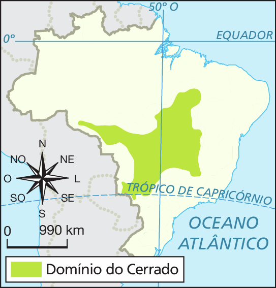 Mapa do Brasil. Na região Centro-Oeste, grande extensão na cor verde claro, indicando Cerrado. No canto inferior esquerdo, rosa dos ventos e escala de 0 a 990 quilômetros.