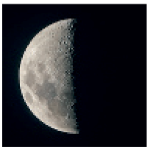 Fotografia. A Lua com a metade esquerda iluminada e a metade direita não visível.
