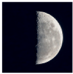 Fotografia. A Lua com a metade direita iluminada e a metade esquerda não visível.
