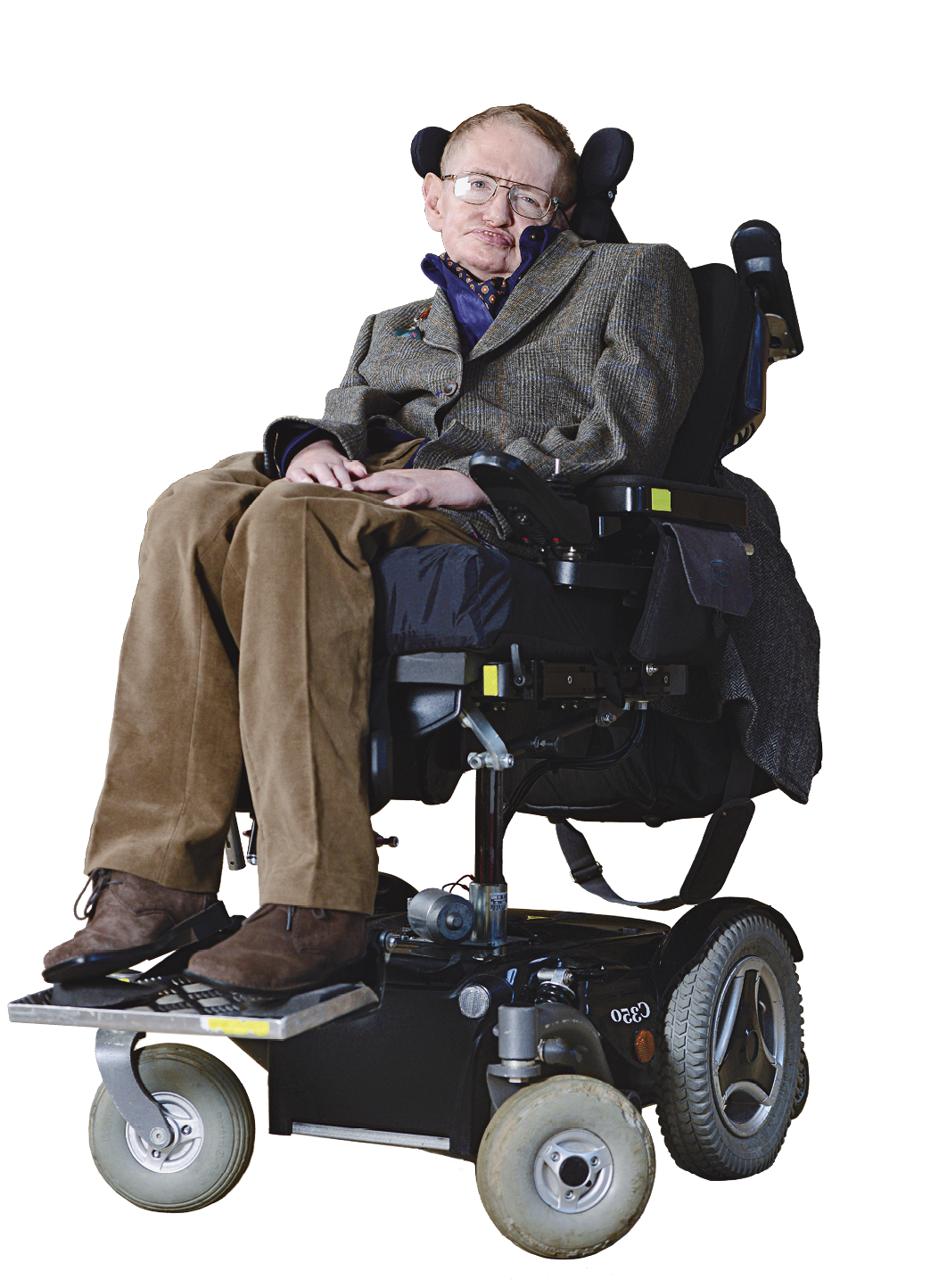 Fotografia de um homem branco sentado em cadeira de rodas. Ele  tem cabelo castanho curto, olhos claros e usa óculos. Usa camisa azul, gravata borboleta, casaco cinza, calça e sapatos marrons.