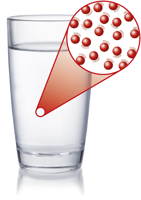 Fotografia. Um copo transparente com água. Há um destaque de ampliação para bolinhas vermelhas que estão desorganizadas e em movimento.