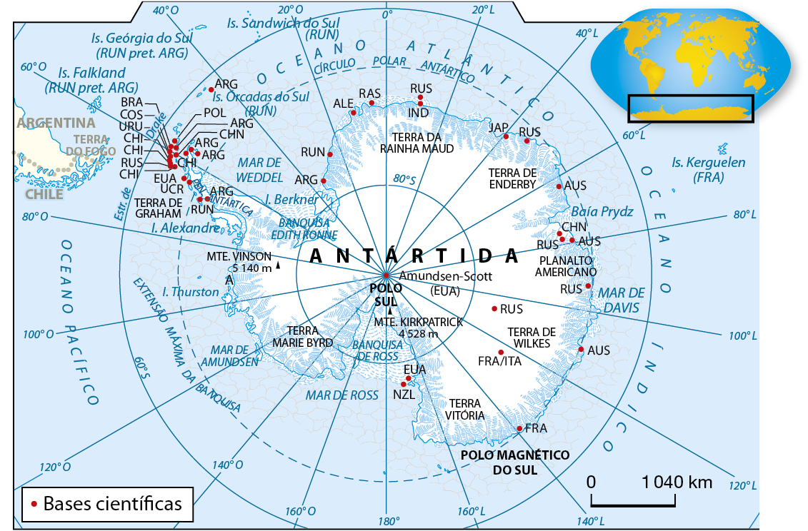 Mapa. A Antártida e as bases científicas (2016). O mapa da Antártida é representado com a cor branca e as bases científicas são representadas pelo elemento gráfico de um ponto vermelho. No centro, há o Polo Sul. No círculo menor e mais próximo ao Polo Sul, encontra-se a base de Amundsen-Scott (pertencente aos Estados Unidos) e o Monte Kirkpatrick, com 4.258 metros de altitude. No segundo círculo, mais afastado do Polo Sul e denominado Círculo Polar Ártico, encontra-se as bases pertencentes aos Estados Unidos, Nova Zelândia, França, Itália, Rússia, Austrália, China, Japão, Índia, África do Sul, Alemanha, Reino Unido e Argentina. Nesse círculo, localiza-se a Terra Vitória, a Terra de Wilkes, o Planalto Americano, a Terra de Enderby, a Terra da Rainha Maud, a Terra de Marie Byrd e o Monte Vinson, de 5.140 metros de altitude. No círculo maior e mais afastado do Polo Sul, encontra-se as bases do Brasil, Coreia do Sul, Uruguai, Chile, Rússia, Estados Unidos, Ucrânia, Argentina, Reino Unido, Polônia e China. Nessa parte, encontra-se o Polo Magnético do Sul e a Terra de Graham. Abaixo, escala de 0 a 1.040 quilômetros.