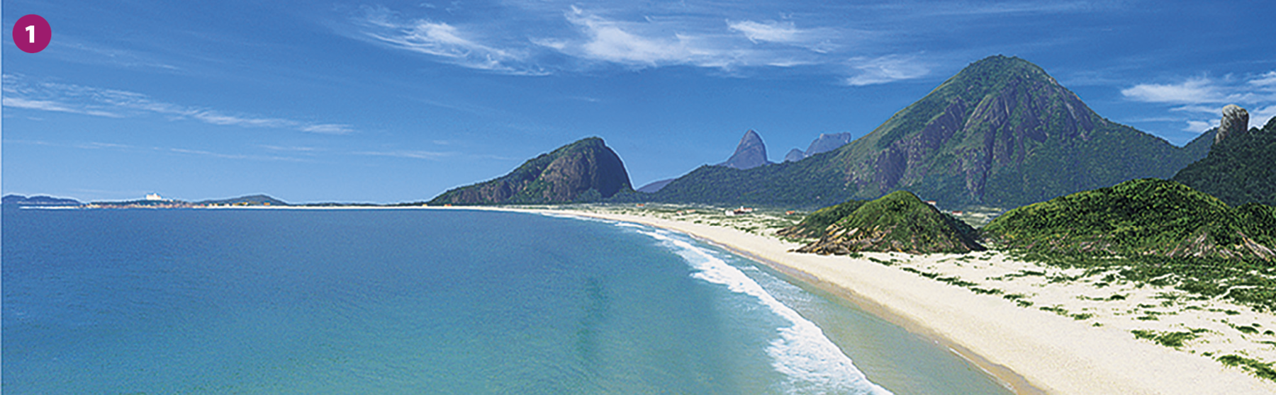 Ilustração 1. Vista panorâmica de uma região litorânea com faixa de areia branca. Há declives acentuados ao fundo. A vegetação está preservada, e não há habitações ou outras construções urbanas.