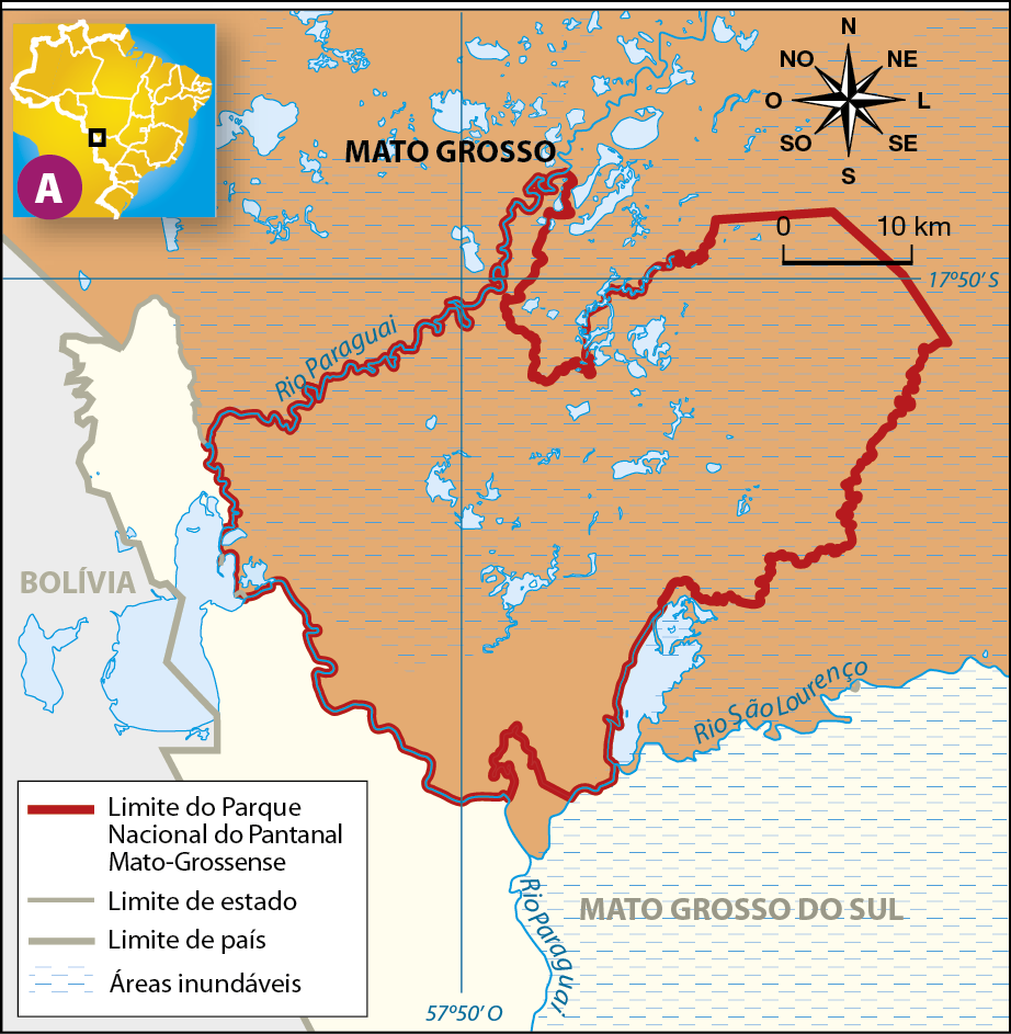 Mapa A. Parque Nacional do Pantanal Mato-Grossense (MT). O mapa compreende a região sul do estado do Mato Grosso, evidenciada em laranja. O limite do Parque Nacional do Pantanal Mato-Grossense está representado pelo elemento gráfico de uma linha vermelha, e toma grande parte do sul do estado, coincidindo com o rio Paraguai. As áreas inundáveis são representadas por hachura azul, e ocupam a maior parte representada dos estados do Mato Grosso e Mato Grosso do Sul. A escala é de 0 a 10 quilômetros, e acima está a rosa dos ventos.