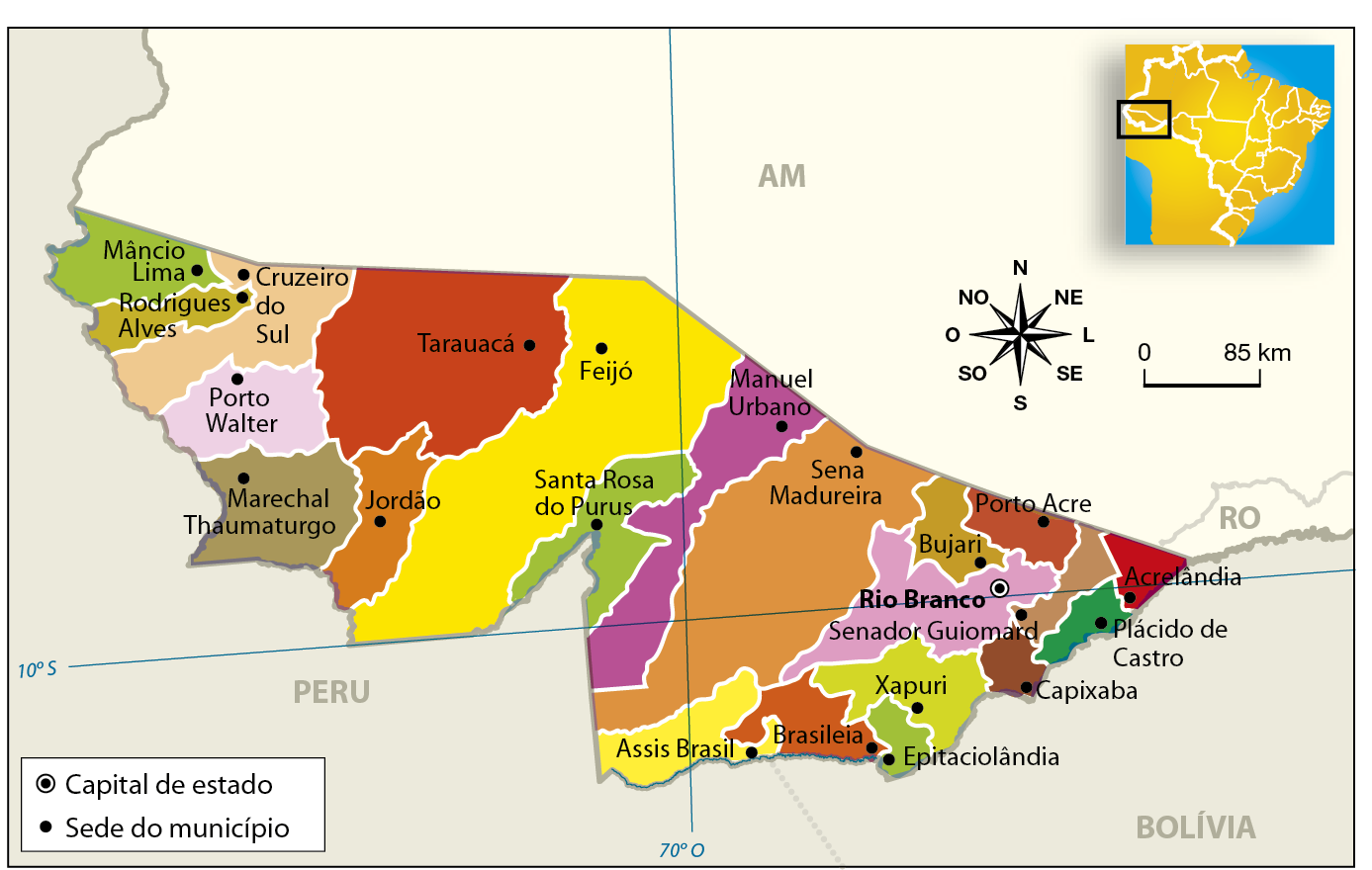 Mapa. Acre: Político. O estado do Acre está divido em municípios. Cada região municipal apresenta uma cor diferente. As sedes dos municípios são representadas pelo elemento gráfico de um ponto preto. São elas: Acrelândia, Plácido de Castro, Capixaba, Xapuri, Epitaciolândia, Brasileia, Assis Brasil, Senador Guiomard, Bujari, Porto Acre, Sena Madureira, Manuel Urbano, Santa Rosa do Purus, Feijó, Tarauacá, Jordão, Marechal Thaumaturgo, Porto Walter, Cruzeiro do Sul, Rodrigues Alves e Mâncio Lima. Já o elemento gráfico de um ponto circulado representa a capital de estado: Rio Branco. A escala é de 0 a 85 quilômetros, com a rosa dos ventos.