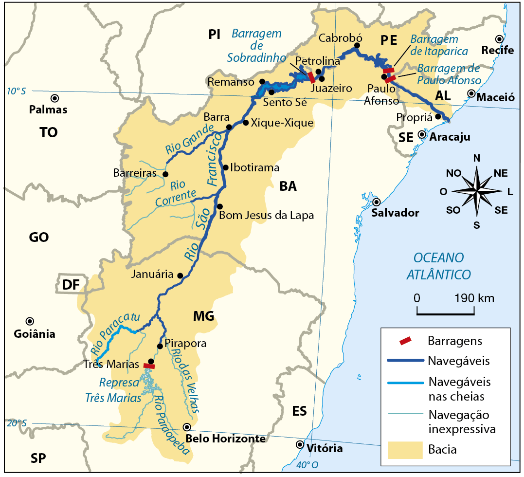 Mapa. Bacia hidrográfica do Rio São Francisco. Mapa com destaque para a região da bacia do São Francisco, que abrange áreas dos estados de Minas Gerais, Bahia, Pernambuco e Alagoas. Estão representadas áreas de barragens e indicados os cursos navegáveis dos rios. Barragens: Sobradinho, Itaparica e Paulo Afonso, em Pernambuco, e na Represa Três Marias, em Minas Gerais. Rio navegáveis: São Francisco, que atravessa os quatro estados, além de trechos dos rios Corrente e Grande, na Bahia Rio navegáveis nas cheias: Paracatu, em Minas Gerais. Rios com navegação inexpressiva: Rio das Velhas e Rio Paraopeba, em Minas Gerais; parte dos rios Corrente e Rio Grande, na Bahia. À direita, rosa dos ventos e escala de 0 a 190 quilômetros.