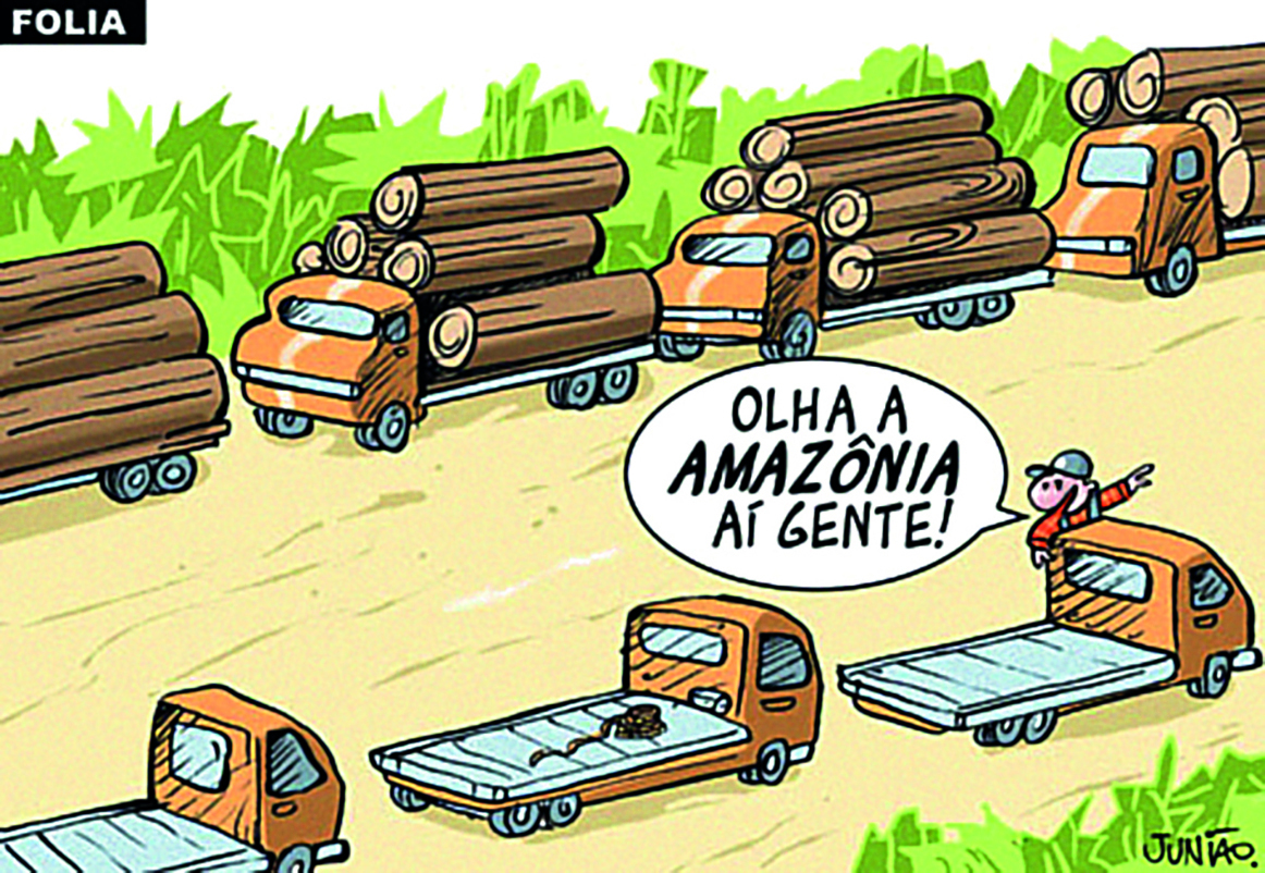 Charge. A imagem mostra caminhões posicionados em duas fileiras. Na primeira fileira, em primeiro plano, os caminhões estão com a carroceria vazia e se direcionam para a direita. Um personagem, com o corpo para fora da cabine do caminhão que está à frente da fila, aponta para frente e diz: "Olha a Amazônia aí, gente!". Os caminhões ao fundo se direcionam para a esquerda, e estão com a carroceria cheia de troncos de árvores cortados.