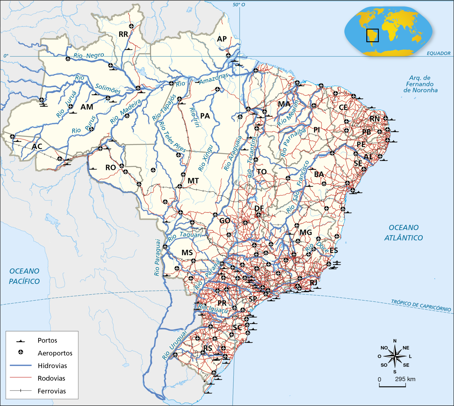 Mapa. Brasil: redes de transporte (2017). Mapa de parte da América do Sul com a representação da rede hidrográfica, portos, aeroportos, hidrovias, rodovias e ferrovias no território brasileiro. Portos (representados por símbolo de navio): concentração no litoral do Rio Grande do Sul, Santa Catarina, Paraná, São Paulo, Rio de Janeiro e Espírito Santo. Há portos no restante do litoral da Região Nordeste e nos rios Paraná, Iguaçu, Paraguai, Amazonas, Negro, Tapajós, Solimões, Tocantins e Araguaia. Aeroportos (representados por símbolo de um avião): há aeroportos em todas as unidades da federação brasileiras. Há maior concentração no estado de São Paulo e sul de Minas Gerais. Em seguida, nos estados do Rio Grande do Sul, Santa Catarina, Rio de Janeiro, estados da região Nordeste, Mato Grosso e Mato Grosso do Sul. Hidrovias (representadas por linha azul). As principais são: Rio Uruguai no Rio Grande do Sul, Rio Iguaçu em Santa Catarina e no Paraná, Rios Paraguai e  Taguari no Mato Grosso do Sul, Rio Paraná no Paraná, São Paulo e Mato Grosso do Sul, Rio Doce em Minas Gerais e no Espírito Santo, Rio São Francisco em Minas Gerais, Bahia, Pernambuco e Alagoas, rio Parnaíba no Maranhão e no Piauí, Rio Mearim no Maranhão, Rio Tocantins no Tocantins, rio Araguaia em Mato Grosso e Pará, Rios Xingu, Iriri, Teles Pires, Tapajós e Amazonas no Pará, Rios Amazonas, Madeira, Solimões, Purus, Juruá e Negro no Amazonas. Rodovias, representadas por linha vermelha: elevada concentração nos estados de São Paulo, Paraná, Santa Catarina, Rio Grande do Sul, Minas Gerais, Rio de Janeiro e Espírito Santo. Concentração média: em Goiás, Distrito Federal, Bahia, Sergipe, Alagoas, Pernambuco, Paraíba, Rio Grande do Norte, Ceará. Nos demais estados, as rodovias são mais espaçadas. Ferrovias (representadas por uma linha preta tracejada): maior concentração em São Paulo, Minas Gerais, Rio de Janeiro, Rio Grande do Sul, paraná e Santa Catarina. Nos demais estados, ferrovias esparsas. Abaixo, rosa dos ventos e escala de 0 a 295 quilômetros.