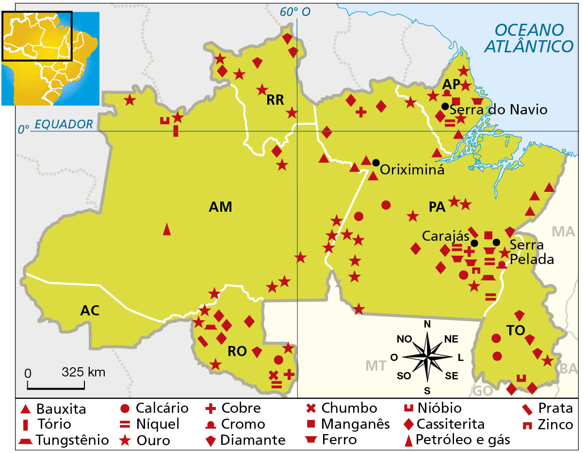 Mapa. Região Norte: recursos minerais. Mapa do território da Região Norte onde são evidenciados por meio de símbolos vermelhos a ocorrência dos tipos de minerais em seus estados. Bauxita (triângulo equilátero): Pará, Amapá e leste do Amazonas. Tório (retângulo vertical): Amazonas. Tungstênio (trapézio): Rondônia e Pará. Calcário (círculo): Rondônia, Pará e Tocantins. Níquel (duas barras paralelas na horizontal): Pará e Amapá. Ouro (estrela): Rondônia, Amazonas, Roraima, Pará, Tocantins e Amapá. Cobre (cruz): Rondônia, norte do Pará. Cromo (barra com semicírculo): Amapá, Pará. Diamante (losango achatado): Roraima, Tocantins e Rondônia. Chumbo (xís): Rondônia. Manganês (quadrado): Pará, Amapá. Ferro (trapézio invertido): Rondônia, Pará e Amapá. Nióbio (forma em U): Amazonas, Tocantins. Cassiterita (losango): Rondônia, Amazonas, Roraima, Pará, Amapá e Tocantins. Petróleo e gás (triângulo isósceles): Amazonas. Prata (retângulo na diagonal): Pará, Rondônia. Zinco (forma em U invertido): Pará. Abaixo, rosa dos ventos e escala de 0 a 325 quilômetros.