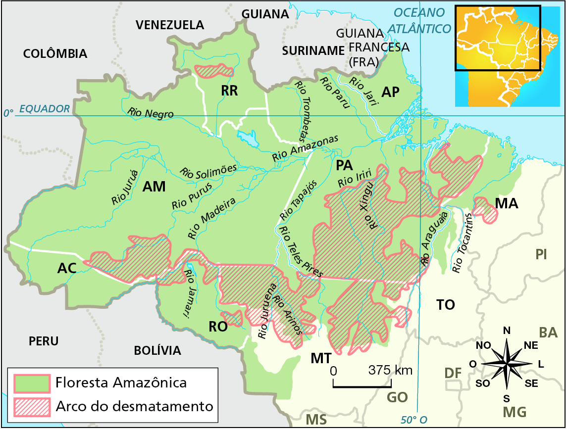 Mapa. Amazônia: arco do desmatamento (2016). Mapa do território da Amazônia representando as áreas especificas da floresta amazônica e do arco do desmatamento, evidenciadas por meio de cores. Floresta Amazônica (mancha verde): abrange os estados do Acre, Amazonas, Roraima, Amapá, Pará; parte norte e trecho do oeste de Mato Grosso; trecho oeste do norte do Tocantins e do  Maranhão. Arco do desmatamento (mancha marrom hachurada): abrange áreas do sul do Amazonas; extremo norte de Rondônia;  sul do Pará; norte de Mato Grosso; pequeno trecho central de Roraima e do Maranhão. Abaixo, rosa dos ventos e escala de 0 a 375 quilômetros.
