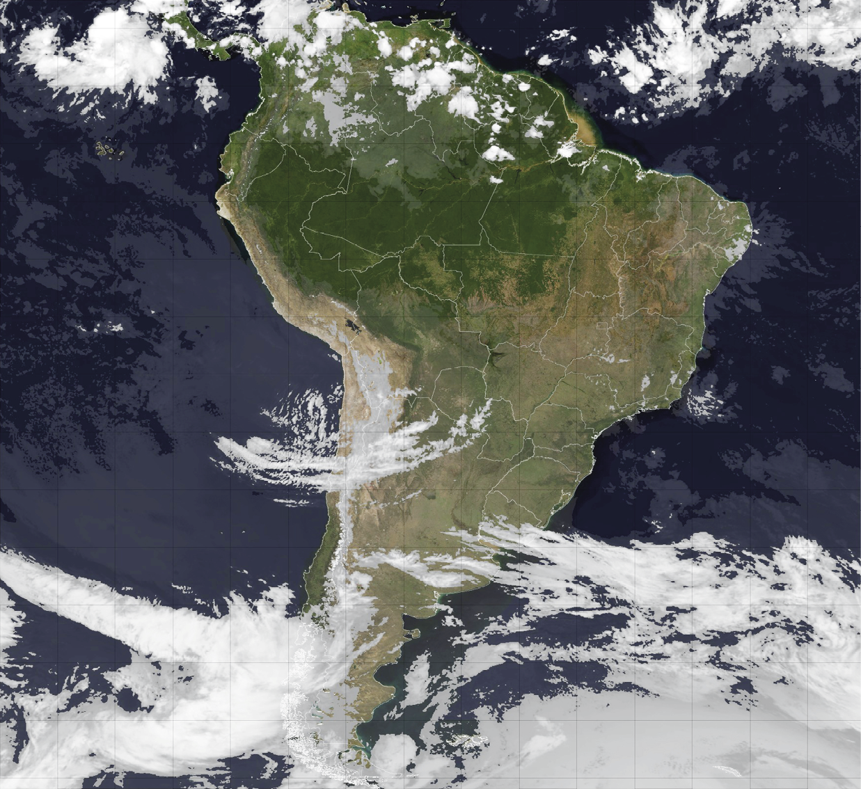 Imagem de satélite.  
Imagem de satélite com destaque para o território da América do Sul no centro, o Oceano Atlântico à direita e Oceano Pacífico à esquerda. Há grande quantidade de nuvens na parte sul da América do Sul, recobrindo trechos do território, e nuvens mais espaçadas ao norte.