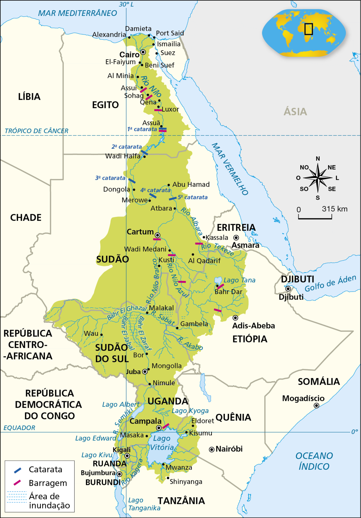 Mapa. África: Bacia do Rio Nilo. Mapa de parte da África com destaque para a região que abrange a bacia do Rio Nilo, no nordeste da África, barragens e cataratas. Uma  mancha verde indica a região da bacia do Rio Nilo, que se estende desde a região do Lago Vitória, no norte da Tanzânia, abrange todo o Sudão do Sul, oeste da Etiópia, leste do Sudão, e leste do Egito, até a desembocadura do Rio Nilo, no Mar Mediterrâneo, região norte do Egito, próximo às cidades de Alexandria, Damieta e Port Said.
As cataratas foram representadas por um retângulo fino azul.  Primeira catarata: Em Assuã, no Egito. Segunda catarata: Wadi Halfa, na fronteira entre o Egito e o Sudão. Terceira catarata: na proximidades de Dongola, no Sudão. Quarta catarata: na proximidades de Merowe, no Sudão. Quinta catarata: entre Abu Hamad e Atbara, no Sudão. 
As barragens foram representadas por um retângulo fino vermelho. No Egito: barragens em Assui, Sohag, Luxor, Assuã. No Sudão: barragens em  Cartum (capital do Sudão), nas proximidades de Wadi Medani, no Rio Nilo Azul, no Rio Tekeze (proximidades de Kassala).
Na Etiópia: barragens no Lago Tana (Bahr Dar) e nas proximidades de Adis-Abeba.
Na Uganda: barragem em Campala (capital da Uganda), próximo ao Lago Vitória. 
Áreas de inundação no Sudão do Sul: na região dos rios Bahr El Ghazal, Bahr El Jabal, Bahr El Zaraf; Rio Sabat. 
Na parte superior direita, rosa dos ventos e escala de 0 a 315 quilômetros.