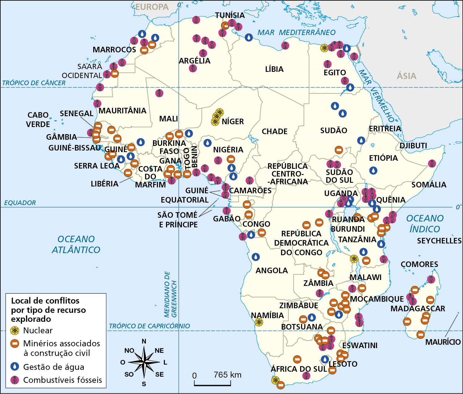 Mapa. África: conflitos ambientais por exploração de minérios (2017). 
Mapa da África com a indicação de conflitos envolvendo exploração de recursos, de acordo com o tipo explorado.
Ocorrência de conflitos por recursos nucleares: Níger, Namíbia, África do Sul, Malawi, Egito. 
Ocorrência de conflitos por minérios associados à construção civil: Senegal, Gâmbia, Guiné, Libéria, Gana, Togo, Burkina Faso, Togo, Gabão, Nigéria, República Democrática do Congo, Zâmbia, Tanzânia, Moçambique, Botsuana, África do Sul, Madagascar, Ruanda, Quênia, Sudão, Marrocos, Malawi, Saara Ocidental. 
Ocorrência de conflitos associados à gestão de água: Serra Leoa, Guiné, Níger, Nigéria, Camarões, Congo, Angola, Uganda, Quênia, Sudão, Egito, Líbia, Marrocos, Etiópia, Lesoto, Tanzânia, Botsuana, Zimbábue. 
Ocorrência de conflitos relativos a combustíveis fósseis: Saara Ocidental, Mauritânia, Mali, Senegal, Argélia, Marrocos, Tunísia, Líbia, Egito, Sudão do Sul, Nigéria, Benin, Guiné Equatorial, Gabão, Congo,  Uganda, Ruanda, Camarões, Tanzânia, Quênia, Moçambique, Madagascar, África do Sul. 
Na parte inferior, rosa dos ventos e escala de 0 a 765 quilômetros.