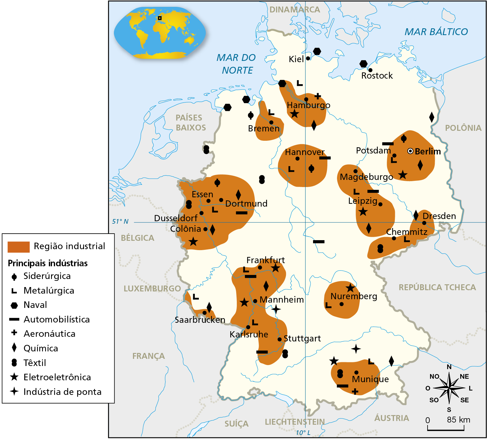 Mapa. Alemanha: principais regiões industriais. Mapa da Alemanha mostrando a localização dos principais parques industriais e dos tipos de indústrias existentes no país. Região industrial: regiões do entorno de Bremen (ao norte), Hamburgo (ao norte), Hannover (norte), Berlim e Potsdam (nordeste), Magdeburgo e Leipzig (nordeste), Dresden e Chemmitz (leste), Nuremberg (sudeste), Frankfurt, Mannheim, Karlsruhe e Stuttgart (sudoeste),  Saarbrucken (sudoeste), Munique (sul), Essen, Dortmund, Dusseldorf e Colônia (oeste). Principais indústrias. Siderúrgica: Bremen, Berlim, Hannover. Metalúrgica: Hamburgo, Bremen, Hannover, Essen, Dortmund, Leipzig, Potsdam, Chemmitz, Nuremberg, Frankfurt, Karlsruhe, Munique. Naval: Bremen, Kiel, Rostock, Hamburgo. Automobilística: Potsdam, Hannover, Dortmund, Frankfurt, Leipzig, Frankfurt, Stuttgart, Munique. Aeronáutica: Munique, Hamburgo. Química: Hamburgo, Berlim, Dresden, Leipzig, Dortmund, Colônia, Mannheim, Saarbrucken, Munique. Têxtil: Dusseldorf, Stuttgart, Munique, Chemmitz. Eletroeletrônica: nas regiões industriais de Hamburgo, Berlim, Leipzig, Colônia, Frankfurt, Nuremberg, Mannheim, Munique. Indústria de ponta: ao norte de Munique. Abaixo, rosa dos ventos e escala de 0 a 85 quilômetros.