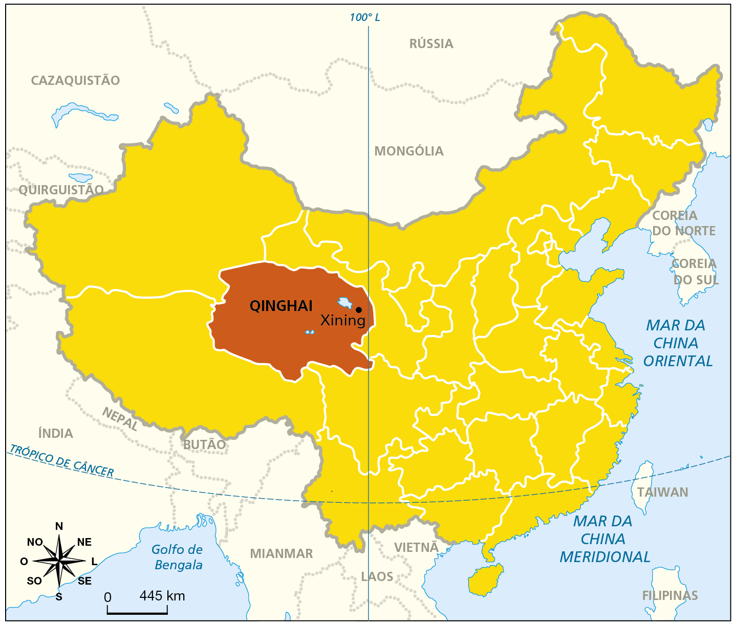 Mapa. China: localização da província de Qinghai. Mapa da China com sua divisão em províncias e a província de Qinghai, na porção central do território, em laranja. A capital de Qinghai é a cidade de Xining, na porção nordeste da província. Na parte inferior esquerda, a rosa dos ventos e a escala de 0 a 445 quilômetros.