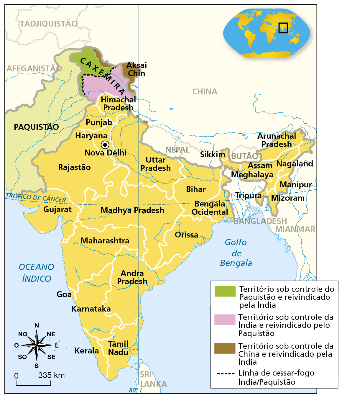 Mapa. Índia: político. Mapa representando a divisão política na Índia e os territórios em disputa na região. A Índia faz fronteira a oeste com o Paquistão e ao norte com China e Nepal. A nordeste, o território da Índia avança e forma uma área que faz fronteira com Bangladesh, Mianmar, Butão e China. O território indiano é formado pelas províncias de Tâmil Nadu e Kerala no extremo sul, Goa, Karnataka e Andra Pradesh ao sul, Maharashtra e Madhya Pradesh no centro, Gujarat a oeste, Rajastão, Haryana, Punjab e Himadal Pradesh a noroeste, Uttar Pradesh ao norte, Orissa a leste e, na porção nordeste, as províncias Bihar, Sikkin, Meghalaya, Tripura, Mizoram, Manipur, Nagaland, Assam e Arunachal Pradesh. Território sob controle do Paquistão e reivindicado pela Índia: área na porção noroeste da Caxemira. Território sob controle da Índia e reivindicado pelo Paquistão: área na porção sudeste e central da Caxemira. Território sob controle da China e reivindicado pela Índia: faixa na porção da Caxemira que faz fronteira com a China e denominada Aksai Chin. Linha de cessar-fogo Índia/Paquistão: linha que separa as porções noroeste e da sudeste da Caxemira. Na parte superior direita, mapa-múndi com destaque para a Índia. Na parte inferior esquerda, a rosa dos ventos e a escala de 0 a 335 quilômetros.