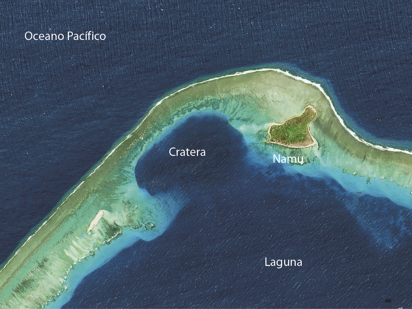 Imagem de satélite. Vista aérea para um recife de coral alongado, no sentido sudoeste-leste, representando trecho do atol de Bikini. Na posição central do recife, há uma cratera coberta pela água do mar. À direita, uma pequena ilha coberta por vegetação densa, denominada de Namu. Ao Sul, porção de água do mar situada na parte interna do recife, denominada de Laguna. Ao norte, o mar azul escuro com a indicação Oceano Pacífico.