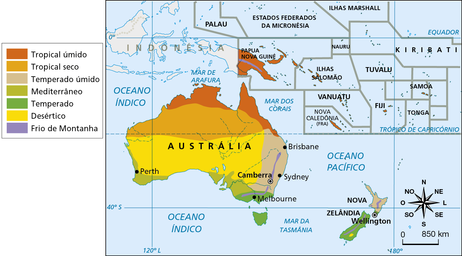 Mapa. Oceania: clima. Mapa mostrando os tipos de clima da Oceania. Tropical úmido: extremo norte da Austrália e predominante em Papua Nova Guiné. Tropical seco: porção norte e central da Austrália. Temperado úmido: costa leste da Austrália e porção norte da Nova Zelândia. Mediterrâneo: porção sul e costa oeste da Austrália. Temperado: extremo sul da Austrália e porção sul da Nova Zelândia. Desértico: porção sul e central da Austrália e fragmento na porção sul da Nova Zelândia. Frio de montanha: porção sudeste da Austrália e interior da Nova Zelândia e da Papua Nova Guiné. Na parte inferior direita, rosa dos ventos e escala de 0 a 850 quilômetros.