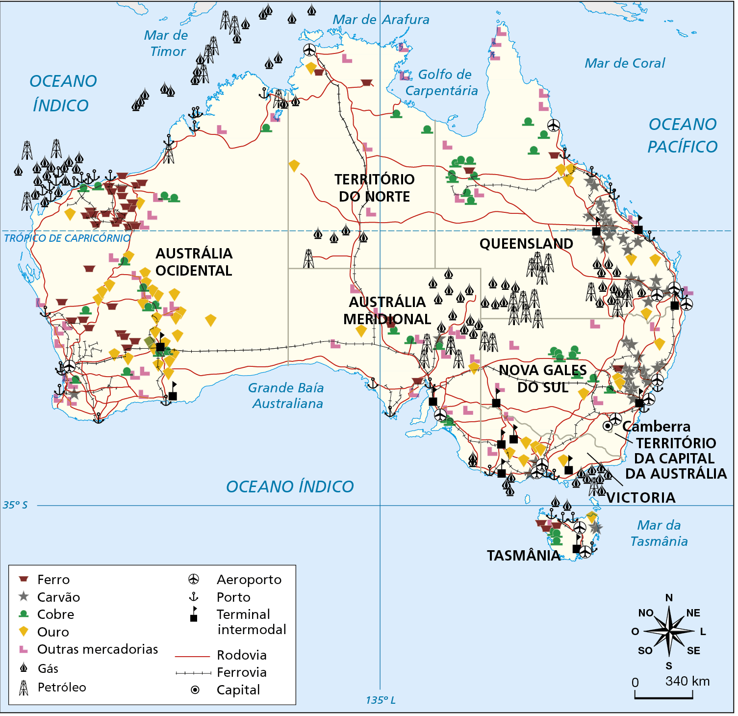 Mapa. Austrália: infraestrutura e recursos minerais. Mapa mostrando a distribuição das reservas minerais e das infraestruturas de transporte no território australiano. Ferro: predominante na porção oeste e Tasmânia. Carvão: predominante na costa leste. Cobre: porção leste, norte, sudeste e Tasmânia. Ouro: porção oeste, sul e leste. Outras mercadorias: costa oeste e leste, porção norte e sul. Gás: interior da porção leste e costa noroeste. Petróleo: interior da porção leste, costa do noroeste e sul. Aeroporto: costa norte, sudoeste, sul, sudeste, nordeste e Tasmânia. Porto: costa leste, oeste e Tasmânia. Terminal intermodal: costa leste, oeste, sul e Tasmânia. Rodovia: predominante na porção sudoeste; sudeste, norte e nordeste. Ferrovia: duas principais linhas férreas cruzando o país de leste a oeste e de sul ao norte. Capital: Camberra, situada na porção sudoeste. Na parte inferior direita, a rosa dos ventos e a escala de 0 a 340 quilômetros.