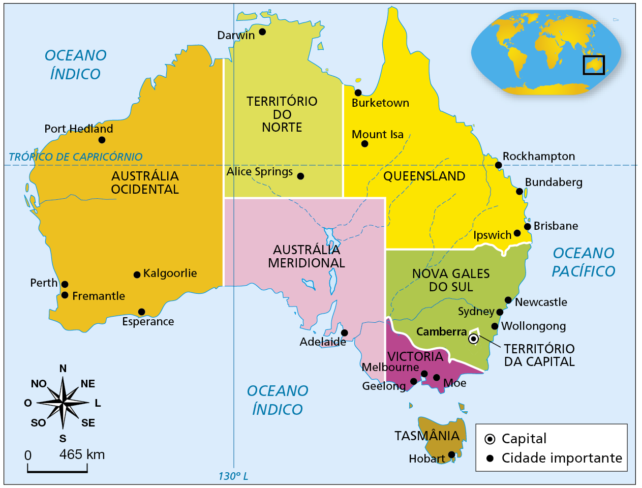 Mapa. Austrália: político. Mapa representando a distribuição dos territórios, as principais cidades e a capital do país. Território da capital (a sudeste): Camberra Nova Gales do Sul (na porção sudeste), onde está Camberra, a capital do país, e seu território. Cidades importantes de Nova Gales do Sul: Newcastle, Sydney e Wollongongo. Queensland (na porção nordeste). Cidades importantes: Burketown, Mount Isa, Rockhampton, Bundaberg, Brisbane e Ipswich. Território do Norte (na porção norte). Cidades importantes: Darwin e Alice Springs. Austrália Ocidental (porção noroeste, oeste e sudoeste). Cidades importantes: Port Hedland, Perth, Fremantle, Esperance e Kalgoorlie. Austrália Meridional (na porção sul).  Cidades importantes: Adelaide. Victoria (na porção sul).  Cidades importantes: Melbourne, Geelong, Moe. Tasmânia (ilha ao sul do continente). Cidade importante: Hobart. Na parte inferior esquerda, rosa dos ventos e escala de 0 a 465 quilômetros.