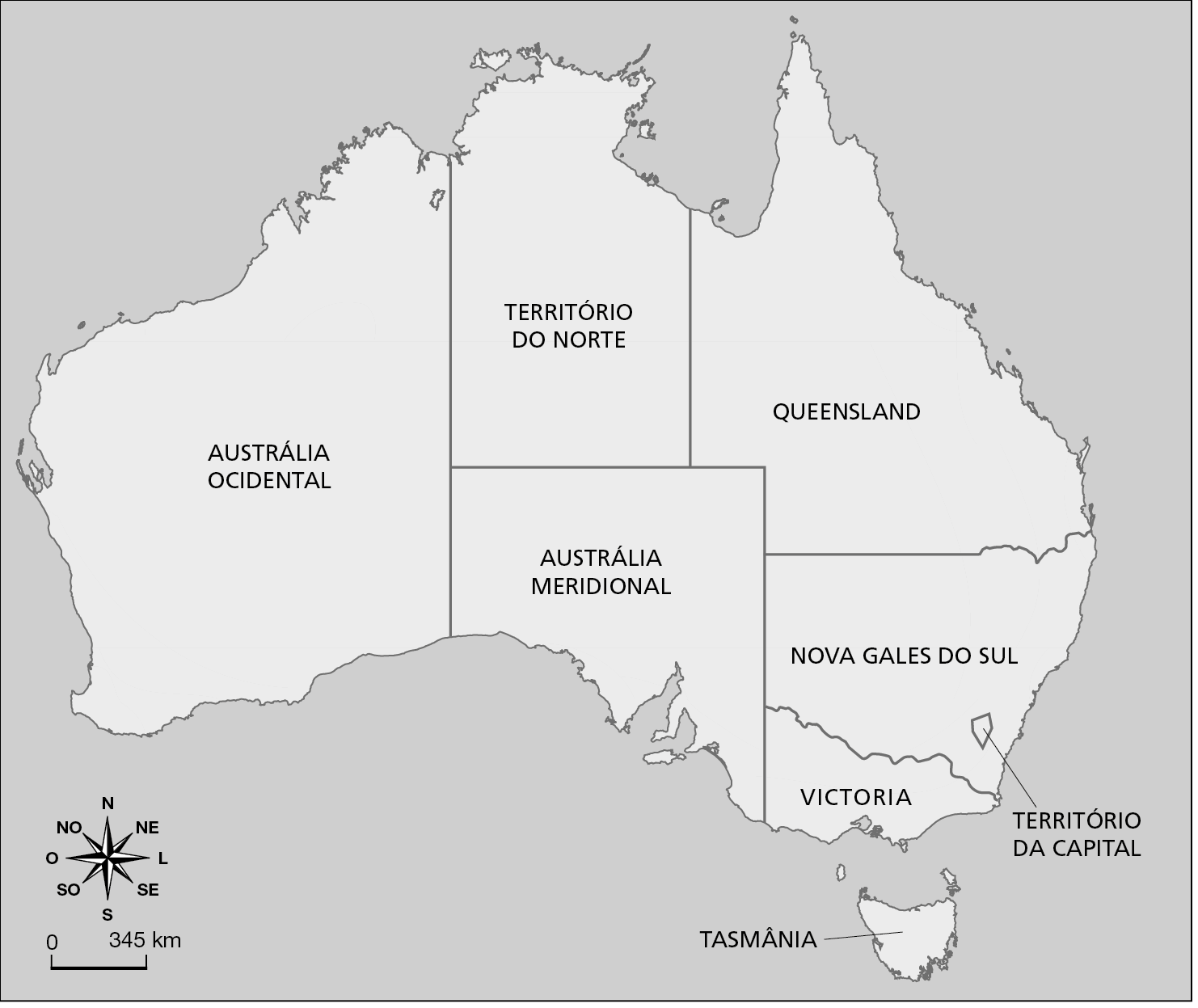 Mapa em preto e branco. Austrália: político. Mapa representando a distribuição dos territórios da Austrália. Território da capital (porção sudeste). Nova Gales do Sul (porção sudeste). Queensland (porção nordeste). Território do Norte (porção norte). Austrália Ocidental (porção noroeste, oeste e sudoeste). Austrália Meridional (porção sul). Victoria (porção sul). Tasmânia (ilha ao sul do continente). Há um carimbo no mapa indicando: MODELO. Na parte inferior esquerda, rosa dos ventos e escala de 0 a 345 quilômetros.