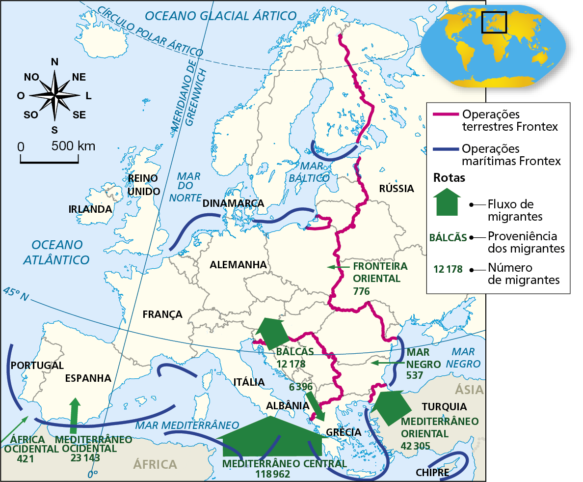Mapa. União Europeia: migração ilegal, 2018. Mapa mostrando as rotas dos fluxos de migrantes e a localização das operações terrestres e marítimas. Operações terrestres Frontex, em rosa: linha na fronteira entre a Grécia e a Turquia e os países dos Bálcãs; linha na fronteira entre a Bulgária e a Turquia; linha na fronteira entre a Romênia, Moldávia, Hungria, Eslováquia, Polônia, Lituânia, Letônia, Estônia, Bielorrússia, Rússia e Finlândia Operações marítimas Frontex, em azul: linha na porção oeste do Mar Negro; linha no Mar Mediterrâneo entre a África e a Itália, e próximo ao litoral do Chipre, Grécia, França, Espanha e Portugal; linha no Mar do Norte próximo ao litoral da Inglaterra, Bélgica, Países Baixos, Alemanha e Polônia; e linha no Mar Báltico, próximo à fronteira da Finlândia. Fluxo de migrantes, em verde: seta do Mediterrâneo Central em direção à Itália: 118.962 migrantes; seta do Mediterrâneo Ocidental em direção à Espanha: 23.143 migrantes; seta da África Ocidental em direção à Espanha: 421 migrantes; seta dos Balcãs em direção ao norte da Europa: 12.178 migrantes; seta do Balcãs em direção à Grécia: 6.396 migrantes; seta do Mediterrâneo Oriental em direção ao Leste Europeu: 42.305 migrantes; seta do Mar Negro em direção ao Leste Europeu: 537 migrantes; seta da Fronteira Oriental em direção à Polônia: 776 migrantes. Na parte superior esquerda, rosa dos ventos e escala de 0 a 500 quilômetros.