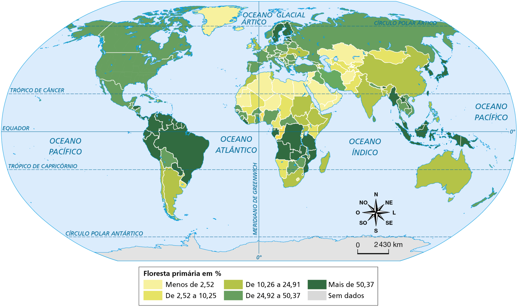Mapa. Planisfério: percentuais de florestas primárias - 2019. Planisfério mostrando a classificação dos países de acordo com os percentuais de floresta primária existentes em cada território. Os países estão destacados em tonalidades de cor que variam do mais claro, em amarelo (países com menor presença de floresta primária), para o mais escuro, em verde escuro (países com maior presença de floresta primária). Floresta primária em porcentagem: Menos de 2,52%: Groenlândia, Islândia, Cazaquistão, Mauritânia, Egito, Líbia, Arábia Saudita, Iêmen, entre outros países do Norte da África, do Oriente Médio e da Ásia. De 2,52% a 10,25%: Uruguai, Quênia, Uzbequistão, Mongólia, entre outros países da África e Ásia. De 10,25% a 24,91%: Argentina, Chile, África do Sul, Madagascar, Somália, Etiópia, Costa do Marfim, Índia, Austrália, China, Ucrânia, Filipinas, entre outros países da África, Europa e Ásia. De 24,91% a 50,37%: Bolívia, Botsuana, Zâmbia, Camboja, Vietnã, Rússia, Irã, Turquia, Portugal, Espanha, Itália, Grécia, França, Alemanha, Polônia, Estados Unidos, Canadá, México, Cuba, Honduras, entre outros países da Europa, Ásia e África. Mais de 50,37%: Brasil, Venezuela, Colômbia, Peru, Equador, Angola, República Democrática do Congo, Suécia, Moçambique, Indonésia, Japão, entre outros países da África, América do Sul, Ásia e Europa. Na parte inferior direita, rosa dos ventos e  escala de 0 a 2.430 quilômetros.