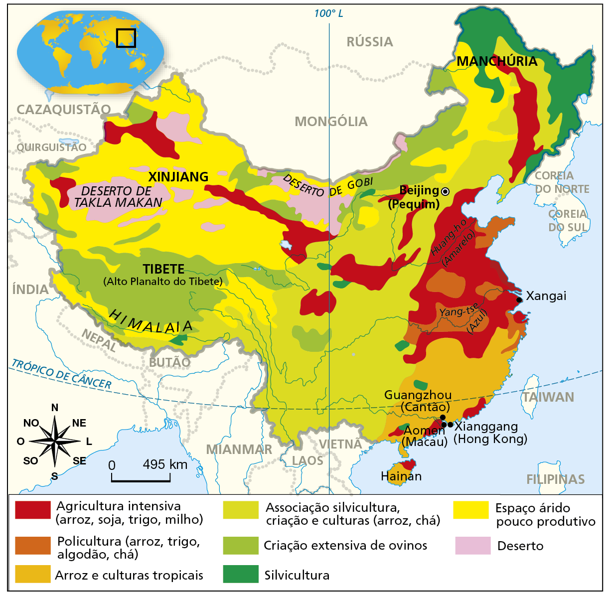 Mapa. China: uso da terra. Mapa mostrando a distribuição dos principais usos da terra no território chinês. Agricultura intensiva (arroz, soja, trigo, milho): predominante na porção Leste; fragmentos no Noroeste, centro-norte e Nordeste do país. Policultura (arroz, trigo, algodão, chá): predominante na porção Leste, próximo à cidade Xangai. Arroz e culturas tropicais: predominante na porção Sudeste, próximo à cidade de Guangzhou, Aomeri, Hong Kong e Hainan. Associação silvicultura, criação e culturas (arroz, chá): predominante na porção centro-sul e Nordeste. Criação extensiva de ovinos: predominante na porção Sudoeste e fragmentos no Norte do país. Silvicultura: predominante no extremo Nordeste do país. Espaço árido pouco produtivo: fragmentos na porção Norte e Oeste. Desertos: predominante na porção Noroeste (Deserto de Takla Makan) e na porção Norte (Deserto do Gobi). Na parte inferior esquerda, a rosa dos ventos e a escala de 0 a 495 quilômetros.