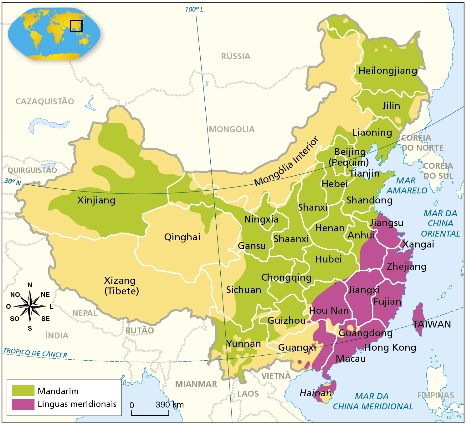 Mapa. China: línguas. Mapa mostrando a distribuição das línguas predominantes no território chinês. Mandarim: predominante na porção noroeste, nordeste, centro e sul, com destaque para as províncias de Heilongjiang, Jilin, Liaoning, Beijing (Pequim), Tianjin, Hebei, Shanxi, Shandong, Shanxi, Xinjiang, Gansu, Ningxia, Henan, Anhui, Hubei, Chongqing, Sichuan, Guizhou, Yunnan. Línguas meridionais: predominantes na porção sudeste, com destaque para as províncias de Jiangsu, Xangai, Zhejiang, Jiangxi, Fujian, Hou Nan, Guangdong, Hong Kong, Macau, Hainan. À esquerda, rosa dos ventos. Na parte inferior, escala de 0 a 390 quilômetros.