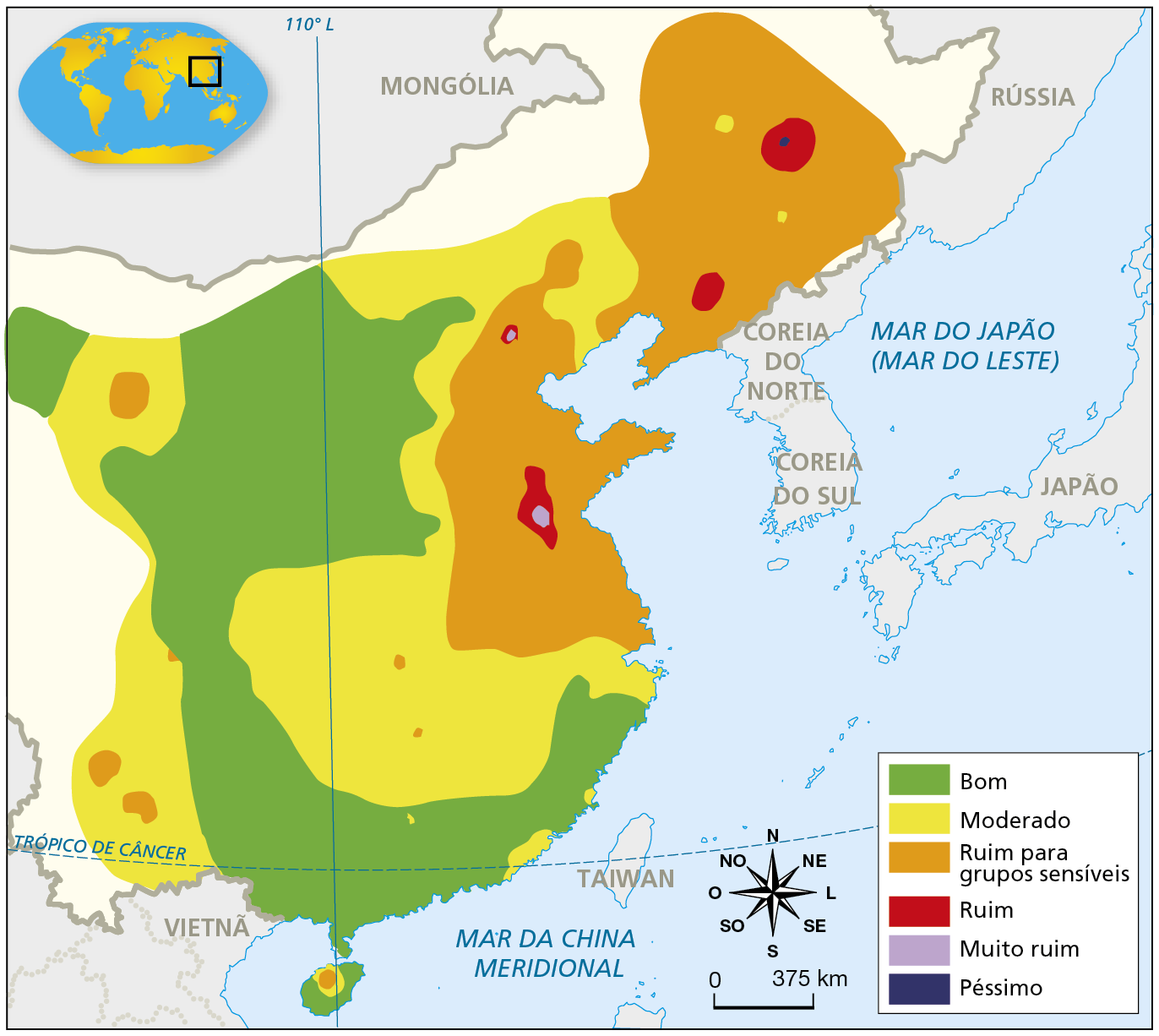 Mapa. China: poluição do ar em 13 de dezembro de 2015. Mapa mostrando os níveis de poluição do ar no território chinês. Bom: porção central e Sul do país. Moderado: fragmentos do centro e Leste do país. Ruim para grupos sensíveis: Predominante no Leste e Nordeste. Ruim: pequenos fragmentos no Leste e Nordeste. Muito ruim: pequenos fragmentos no Leste e Nordeste, especialmente no entorno de Pequim (Beijing). Péssimo: pequeno fragmento no Nordeste. Na parte inferior direita, a rosa dos ventos e a escala de 0 a 375 quilômetros.