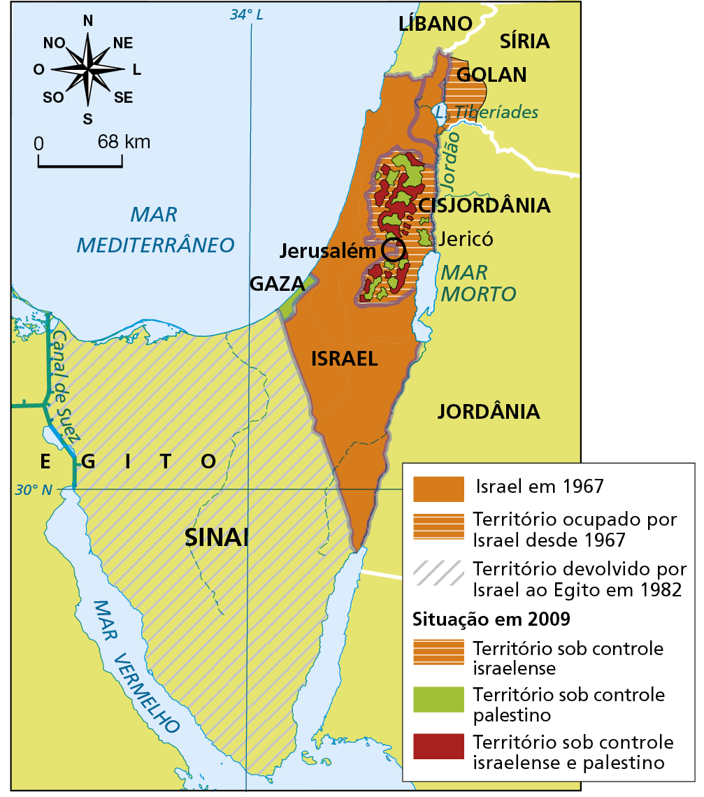 Mapa. Israel e Palestina, 2009. Mapa representando a situação das fronteiras de Israel e Palestina em 1967 e em 2009. Israel em 1967: predomínio da área situada entre o Mar Mediterrâneo, Líbano, Síria, Jordânia e Egito (península de Sinai). Território ocupado por Israel desde 1967: porção central da área situada entre o Mar Mediterrâneo, Líbano, Síria, Jordânia e Egito (Sinai) e área no sudoeste da Síria (Golan). Território devolvido por Israel ao Egito em 1982: Sinai Situação em 2009. Território sob controle israelense: porção central da área situada entre o Mar Mediterrâneo, Líbano, Síria, Jordânia e Egito (Sinai) e área no sudoeste da Síria (Golan). Território sob controle palestino: pequenos fragmentos da porção central  da área situada entre o Mar Mediterrâneo, Líbano, Síria, Jordânia e Egito (Sinai) e faixa no oeste de Israel (Gaza). Território sob controle israelense e palestino: pequenos fragmentos da porção central da área situada entre o Mar Mediterrâneo, Líbano, Síria, Jordânia e Egito (Sinai). Na parte superior esquerda, rosa dos ventos e escala de 0 a 68 quilômetros.