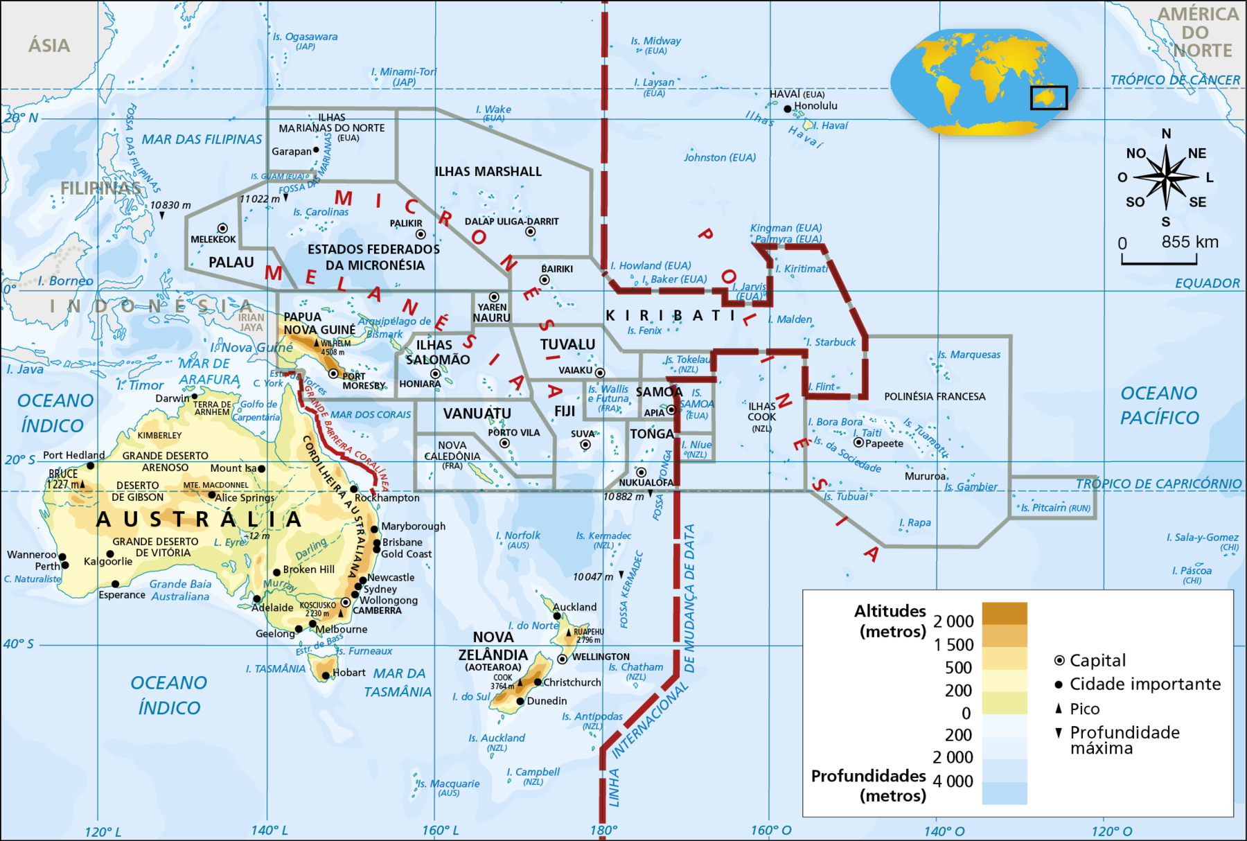 Mapa. Oceania: físico e político. Mapa mostrando as diferentes altitudes e os picos da Oceania. As altitudes mais elevadas estão representas em marrom escuro, enquanto as menos elevadas estão em verde. As altitudes mais elevadas, de 2.000 metros ou mais, estão na Papua Nova Guiné e na porção sul da Nova Zelândia. Altitudes entre 1.500 a 2.000 metros abrangem a Cordilheira Australiana, no extremo leste da Austrália. As altitudes que variam entre 500 metros e 1.500 metros, estão na Papua Nova Guiné, na Nova Zelândia e na costa leste e interior da Austrália. Áreas com altitudes entre 200 e 500 metros de altitude ocorrem na porção oeste e interior da Austrália, na Nova Zelândia e estreita faixa central de Papua Nova Guiné. As altitudes que variam entre 0 e 200 metros estão na faixa litorânea norte e áreas da porção leste da Austrália e sudoeste de Papua Nova Guiné. Os principais picos são: Wilhelm, com 4.508 metros de altitude, localizado em Papua Nova Guiné; Cook, com 3.764 metros de altitude, na porção da Nova Zelândia; Ruapehu, com 2.796 metros de altitude, no norte da Nova Zelândia; Kosciusko, com 2.230 metros, no sudeste da Austrália; Bruce, com 1.227 metros de altitude, na porção oeste da Austrália. Oceania político: Austrália (capital: Camberra); Nova Zelândia (capital: Wellington); Papua Nova Guiné (capital: Port Moresby). Micronésia: Ilhas Marshall (capital: Dalap Uliga-Darrit); Nauru (capital: Yaren); Estados Federados da Micronésia (capital: Palikir); Fiji (capital: Suva); Tuvalu (capital: Vaiaku). Melanésia: Palau (capital: Melekeok); Ilhas Salomão (capital: Honiara); Vanuatu (capital: Porto Vila). Polinésia: Kiribati (capital: Bairiki); Samoa (capital: Apia); Tonga (capital: Nukualofa); Polinésia Francesa (capital: Papeete); Ilhas Cook (Nova Zelândia). Na parte direita, rosa dos ventos e escala de 0 a 855 quilômetros.