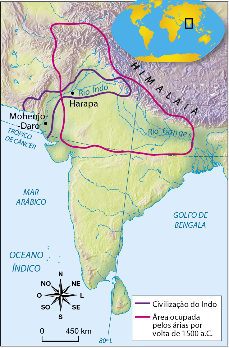 Mapa. A Índia antiga. Mapa representando o subcontinente indiano, entre o Mar Arábico e o Golfo de Bengala, com destaque para o Himalaia e os rios Indo e Ganges. Linhas coloridas demarcam diferentes territórios. Contornada por uma linha roxa, 'Civilização do Indo', compreendendo a área do vale do Rio Indo, desde o Himalaia, a leste, até o Mar Arábico, a oeste. Destaque para a cidade de Mohenjo-Daro. Contornada por uma linha rosa, 'Área ocupada pelos árias por volta de 1.500 antes de Cristo', compreendendo a região do Delta do Rio Indo e o vale do Rio Ganges, ao sul do Himalaia. Na parte inferior esquerda, rosa dos ventos e escala de 0 a 450 quilômetros.