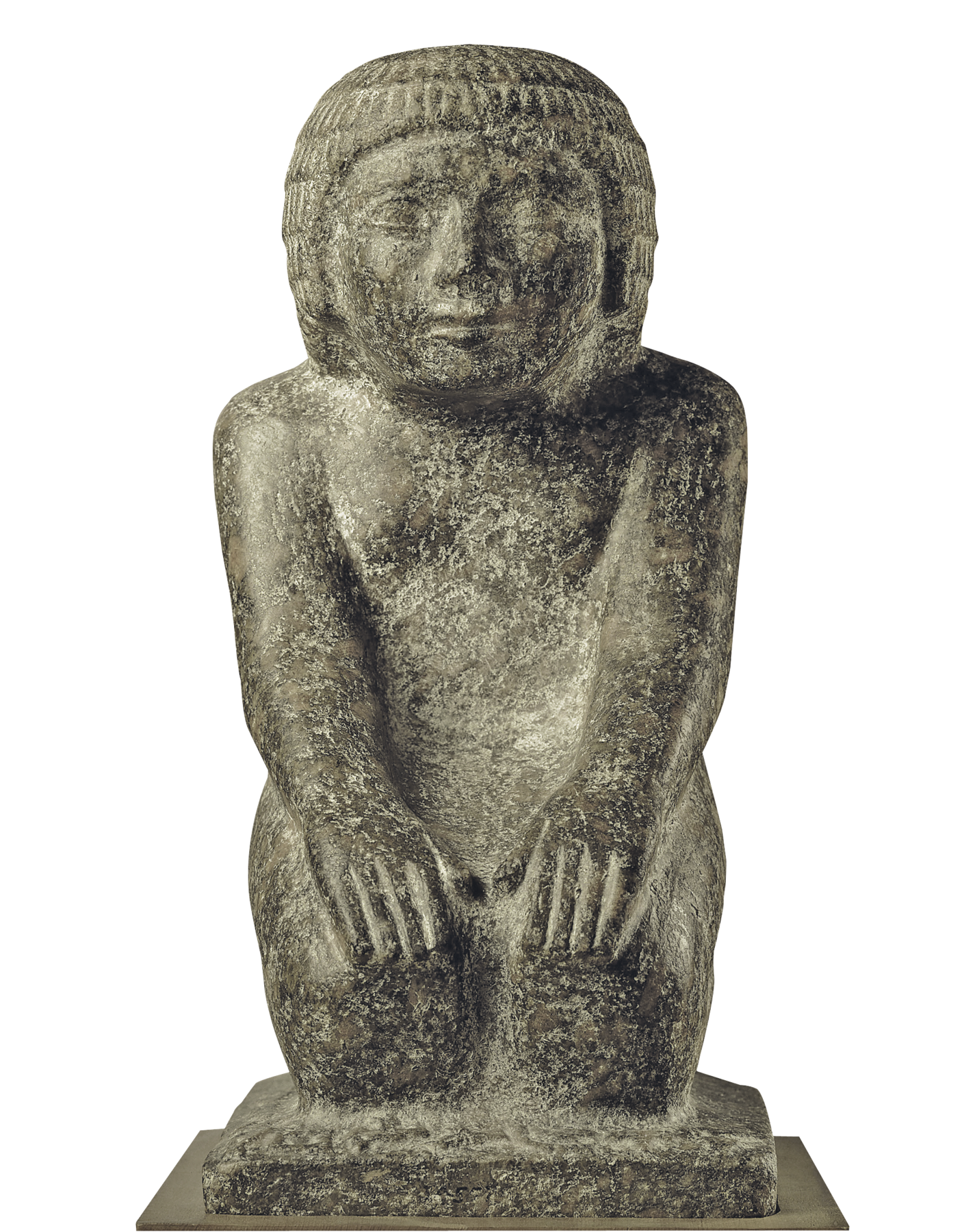 Fotografia. Escultura em pedra de cor cinza, representando uma figura humana sentada sobre os pés e com as duas mãos sobre os joelhos. A figura tem cabelos curtos, com uma franja sobre a testa e está nua, apoiada sobre uma base retangular horizontal.