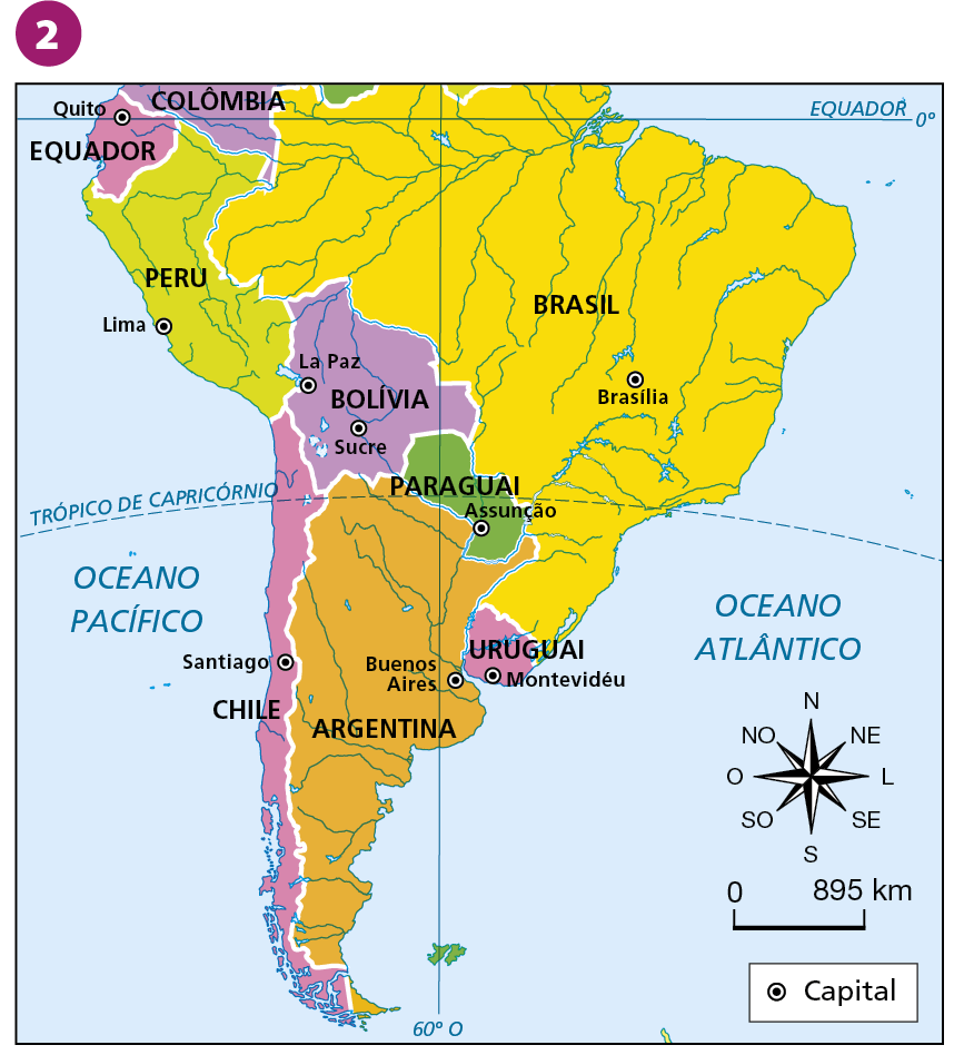 Mapa 2. Mapa sem título. Mapa representando parte da divisão política atual da América do Sul. Na legenda: um ponto pequeno ao redor outro círculo simboliza: Capital. O mapa apresenta os limites políticos de alguns países da América do Sul. As regiões que hoje correspondem à Roraima, ao Amapá, às Guianas, ao Suriname, à Venezuela e a maior parte da Colômbia não estão representadas. Em amarelo, o Brasil, com capital em Brasília; em roxo, parte da Colômbia; em rosa, o Equador, com capital em Quito;  em verde claro, o Peru, com capital em Lima; em roxo, a Bolívia, com capital em La Paz e Sucre; em verde, o Paraguai, com capital em Assunção; em laranja a Argentina, com capital em Buenos Aires; em rosa, o Uruguai, com capital em Montevidéu; em rosa, o Chile, com capital em Santiago. No canto inferior direito, rosa dos ventos e escala de 0 a 895 quilômetros. Em relação ao Mapa 1, o território atual do Brasil, se estende, no norte, mais para o oeste na região da Amazônia, e o mesmo o ocorre no sul, considerando as fronteiras com o Paraguai, a Argentina e o Uruguai.