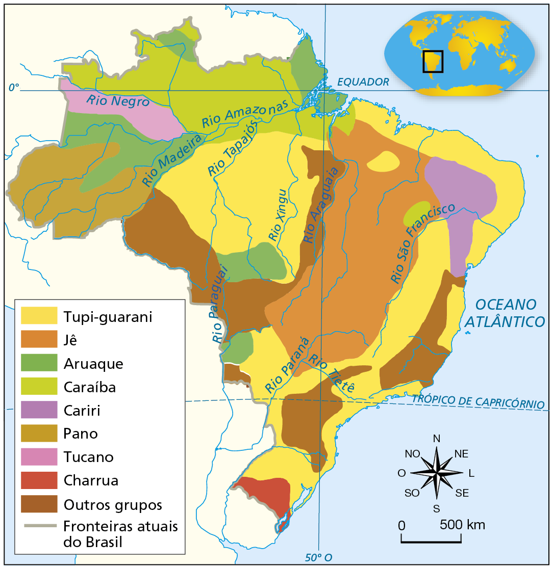 Mapa. Os povos indígenas no Brasil em 1500. Mapa representando parte da América do Sul, com foco no território que hoje corresponde ao Brasil. O território está dividido em áreas destacadas por diferentes cores. As Fronteiras atuais do Brasil estão representadas por meio de uma linha de cor cinza. Em amarelo: Tupi-guarani. Localizados na região em torno do rios Tapajós e Xingu, parte da região que hoje corresponde aos estados do Pará e do Amazonas; também localizados na região da bacia dos rios Paraná e Tietê, parte da região que hoje corresponde aos estados de Paraná e São Paulo. Ocupando também grande parte do litoral, desde a região que hoje corresponde aos estados do Maranhão, Piauí, Ceará, Rio Grande do Norte, Paraíba, Pernambuco, Alagoas Sergipe, parte do litoral da Bahia  e do Espírito Santo, Rio de Janeiro, São Paulo, Paraná, Santa Catarina, até parte do litoral do Rio Grande do Sul, na região da Lagoa dos Patos. Também estavam localizados entre os rios Araguaia e Parnaíba, na região que hoje corresponde ao Maranhão, e ao longo da margem leste do Rio São Francisco. Em laranja: Jê. Localizados na região entre o rio Araguaia e margem oeste do Rio São Francisco, Desde a região que hoje corresponde o centro e o sul do Maranhão, no limite norte, até a região em que o Rio Tietê se encontra com o Rio Paraná, no limite sul do território. Em verde escuro: Aruaque. Localizados na Ilha de Marajó, na margem leste do Rio Oiapoque, a nordeste do Rio Branco, na região em torno do Rio Madeira, na região em torno do Rio Solimões, entre os rios Juruá e Purus, entre a nascente do Rio Teles Pires e o Rio Paraguai e  em parte do curso do Rio Paraguai. Em verde-claro: Caraíba. Localizados no norte da região que hoje corresponde aos estados do Amazonas e do Pará, entre os rios Jari, Branco e Amazonas, na margem norte do Rio Negro, entre o Rio Negro e o Rio Urariquera, próximos à foz do Rio Xingu e em torno da Ilha de Marajó. Localizados também em um território a noroeste do Rio São Francisco. Em roxo: Cariri. Localizados ao norte e ao sul do trecho Rio São Francisco localizado entre os atuais estados de Pernambuco e Bahia. Território que se estende desde a região do Cariri, que hoje compreende o estado do Ceará, até a região da Baía de Todos os Santos, que hoje corresponde ao estado da Bahia. Em marrom claro: Pano. Localizados ao sul do Rio Solimões e na região entre os rios Juruá e Purus no território que hoje corresponde a parte do estado do Amazonas e ao Acre. Em rosa: Tucano. Localizados entre os rios Negro, Solimões e Japurá na região que hoje corresponde ao estado do Amazonas. Em vermelho: Charrua. Localizados entre o Rio Uruguai e a Lagoa Mirim, no território que hoje corresponde ao Rio Grande do Sul. Em marrom escuro: Localizados na região em torno do Rio Araguaia, na região da nascente do Rio Paraguai, entre os rios Madeira, Mamoré e Guaporé e Juruena, em um território a leste do Rio São Francisco que se estende desde o sul da Bahia de Todos os Santos até o norte do Rio Paraíba do Sul e um território entre os rios Tietê e Iguaçu. No canto inferior direito, rosa dos ventos e escala de 0 a 500 quilômetros.