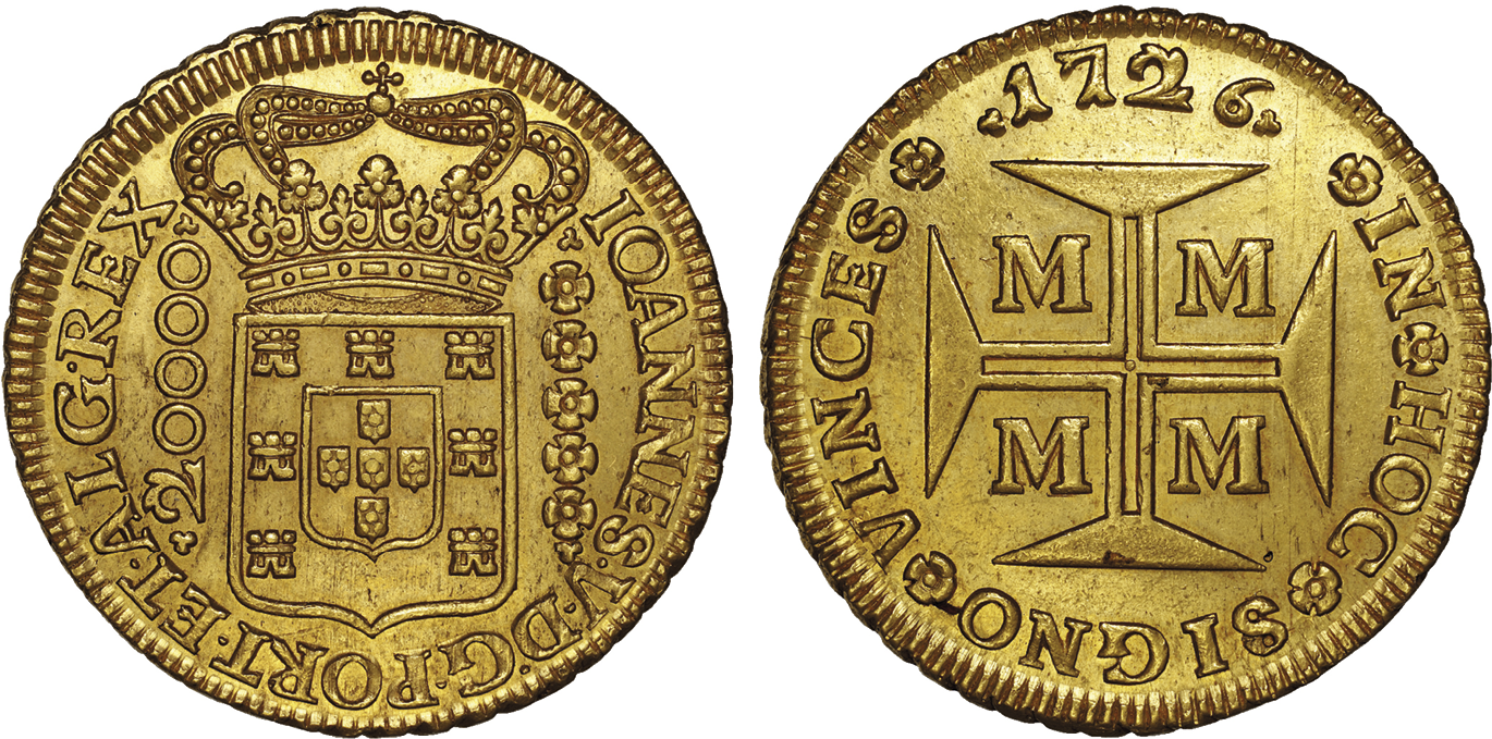 Fotografia. Duas moedas douradas. À esquerda, moeda com relevo do brasão português, com o formato de cruz ao centro e na parte superior, uma coroa. À direita, a moeda com uma cruz ao centro, quatro letras M entre as hastes da cruz, e texto ao redor da moeda. No alto,  data, 1726.