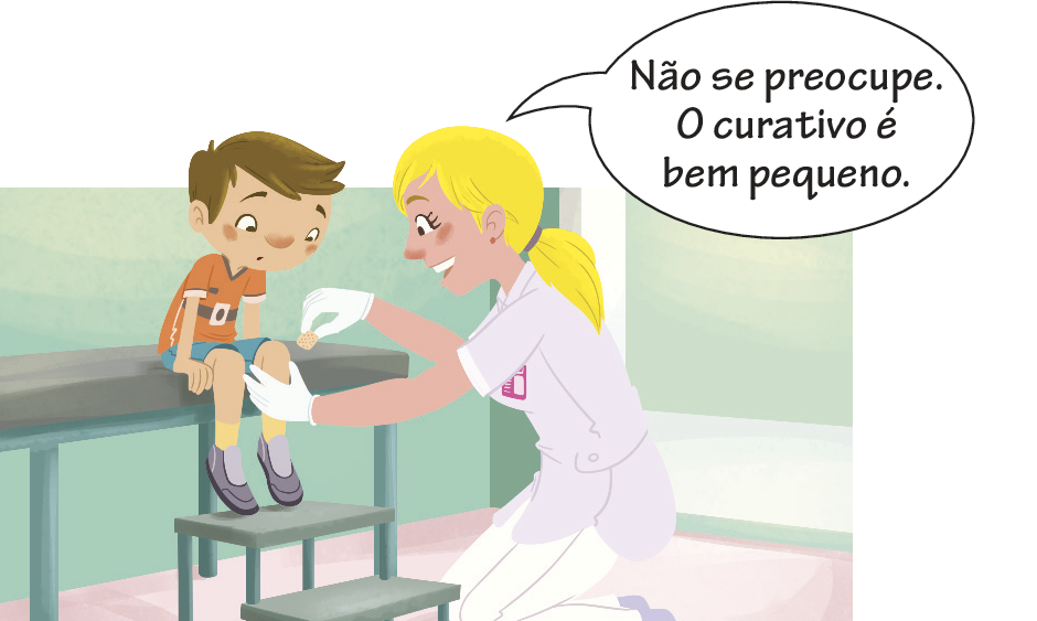 Ilustração. Menino branco de cabelo marrom, usando camiseta vermelha, bermuda azul, tênis cinza, sentado numa maca. À sua frente, mulher branca de cabelo loiro amarrado, usando uniforme branco, luvas, ajoelhada fazendo curativo no joelho do menino, falando: não se preocupe. O curativo é bem pequeno.