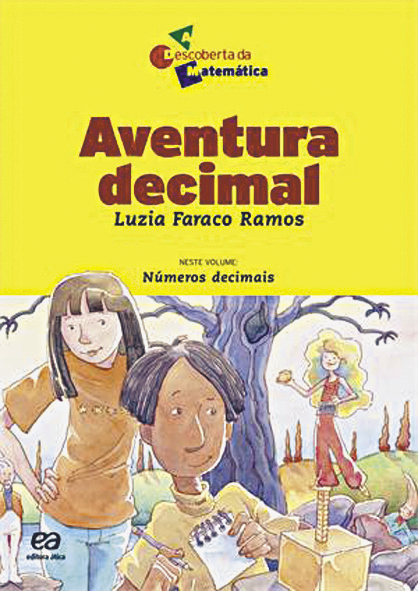 Fotografia. Capa do livro com título: aventura decimal. A parte superior está em amarelo. Na parte inferior tem três jovens: uma menina de cabelo marrom e blusa laranja, um menino de cabelo marrom e blusa amarela e uma menina loira de macacão vermelho.