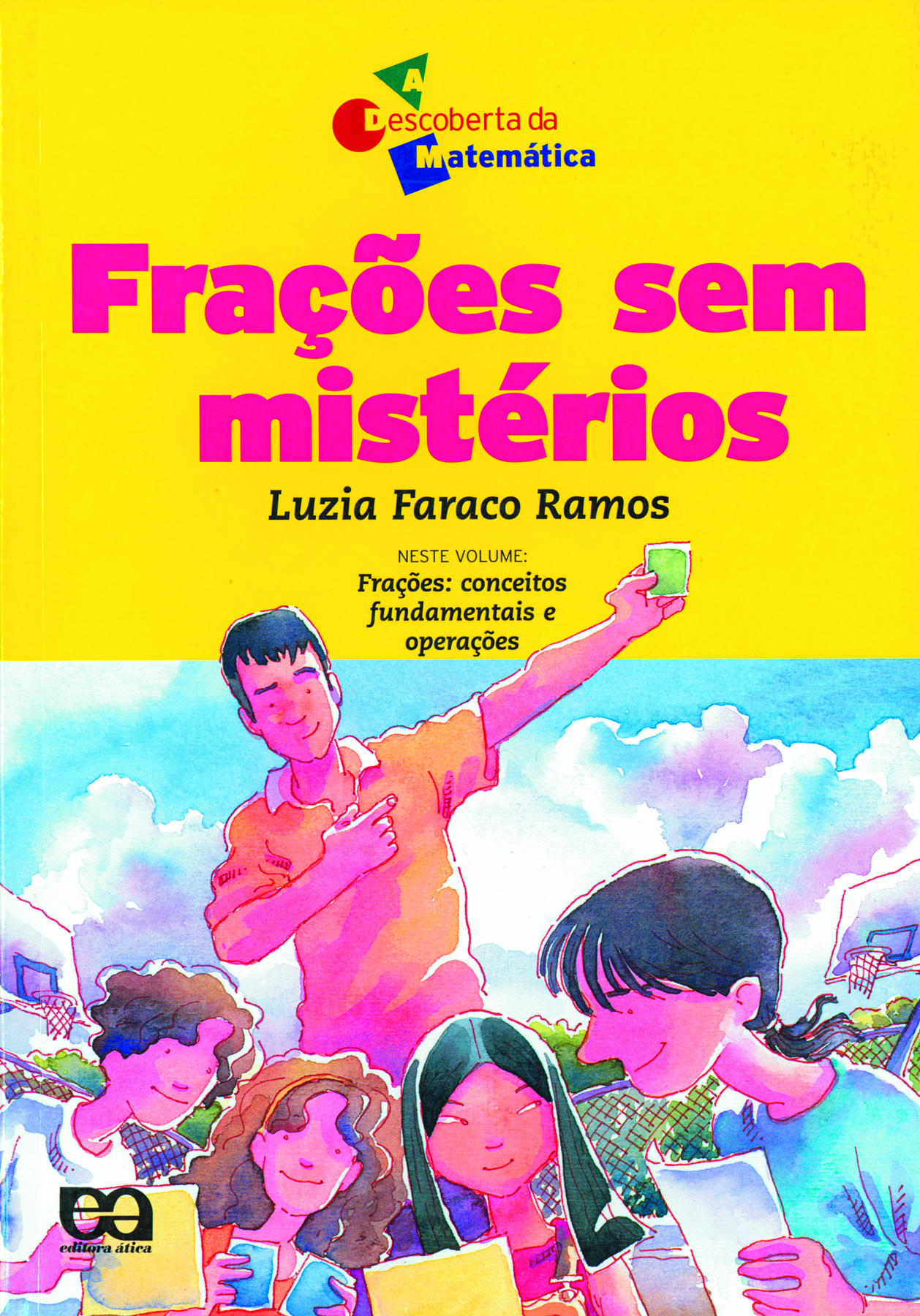 Fotografia. Capa do livro, título: Frações sem mistério, escrito no parte superior central em vermelho com fundo amarelo. Na parte de baixo, 4 crianças com folhas de papel nas mãos. Um pouco acima, outra criança com o braço esticado segurando outro pedaço de papel.